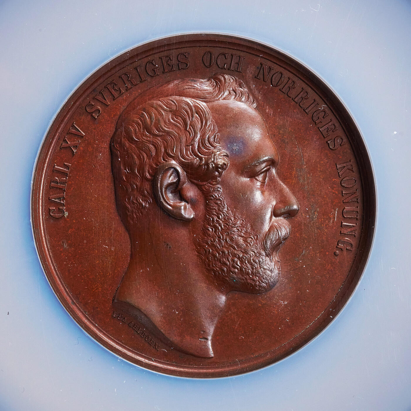 【俄甄集藏】2025年(045)12-03 星期三 晚 19:30 全场包邮 瑞典1859-1872年卡尔十五世头像纪念肉牛与奶牛养殖畜牧业博览会大铜章，NGC MS62，高浮雕，巧克力包浆，名家林德伯格作品，直径58mm