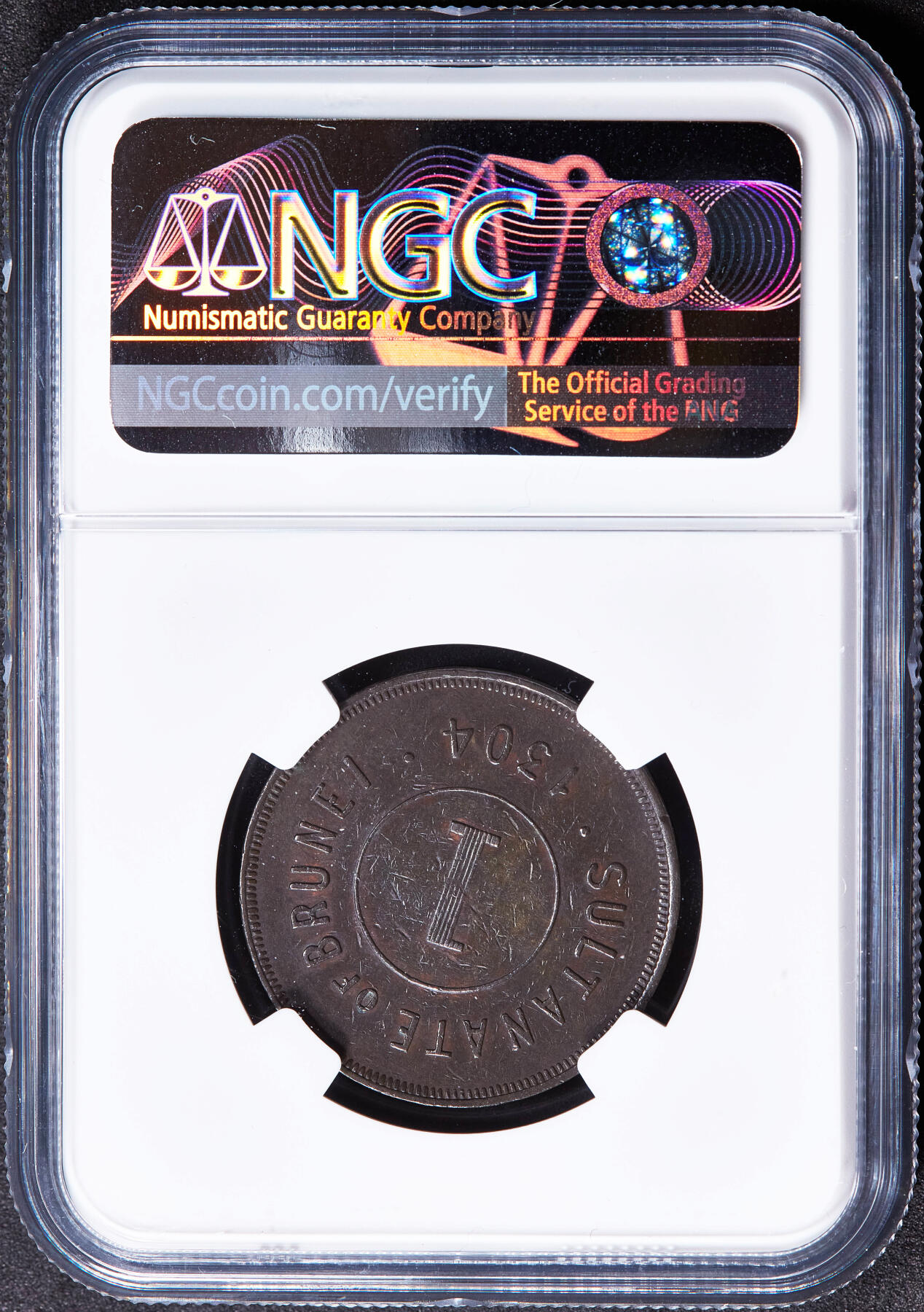 【俄甄集藏】2025年(045)12-03 星期三 晚 19:30 全场包邮 文莱苏丹国1887年哈希姆·贾利路·阿拉姆·阿卡马丁·伊布尼·苏丹·奥马尔·阿里·赛夫汀二世苏丹1分铜币，NGC AUD，紫罗兰包浆，设计精美