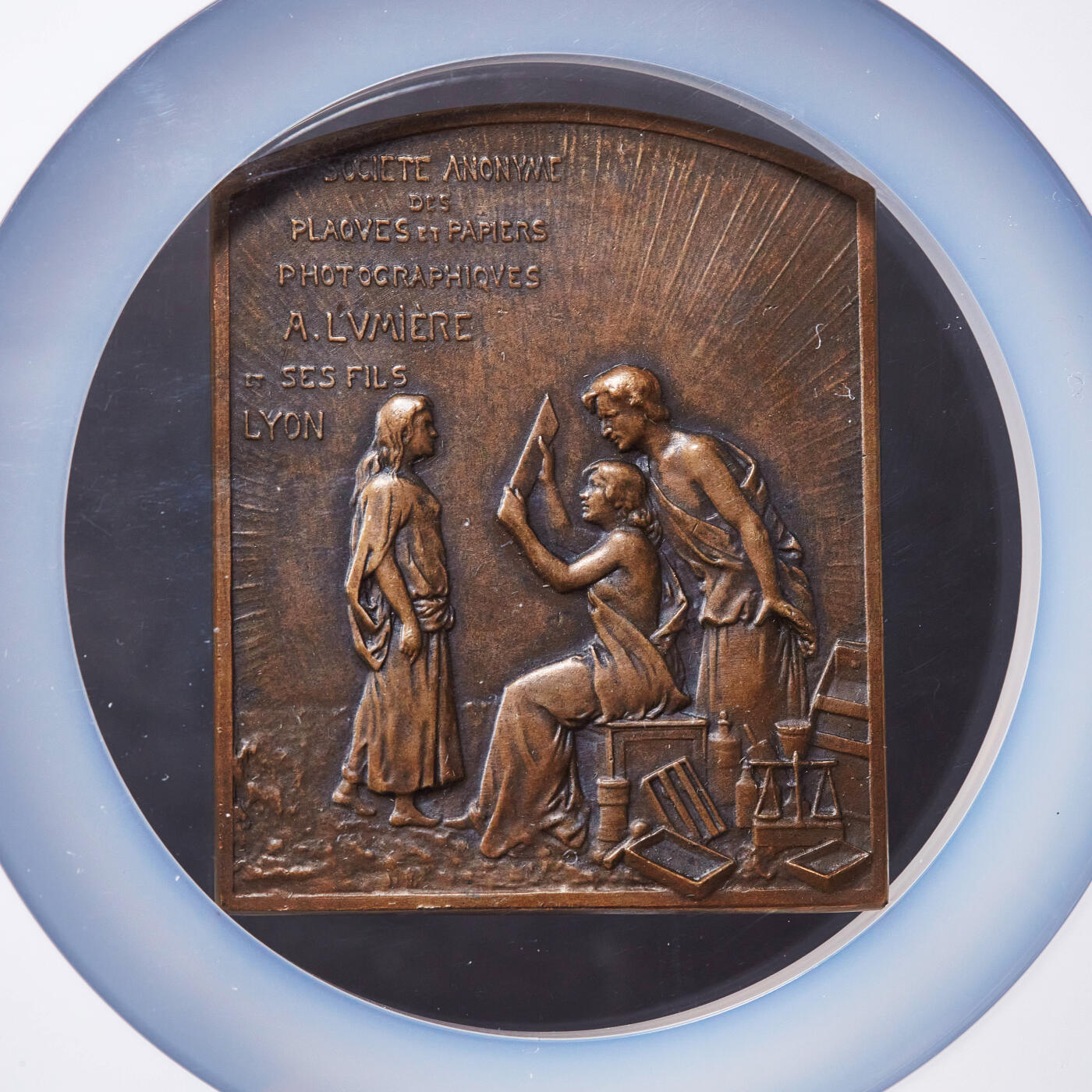 【俄甄集藏】2025年(045)12-03 星期三 晚 19:30 全场包邮 法国1910年纪念比利时列日摄影俱乐部方形铜质奖章，NGC MS61，授予法国里昂赞助商卢米埃父子摄影感光板与纸制品有限公司，稀有品种，尺寸：65mm×53mm