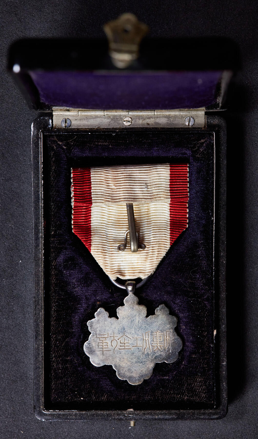 【俄甄集藏】2025年(045)12-03 星期三 晚 19:30 全场包邮 日本战时八等白色桐叶勋章，999银原木盒，含纯银约17克