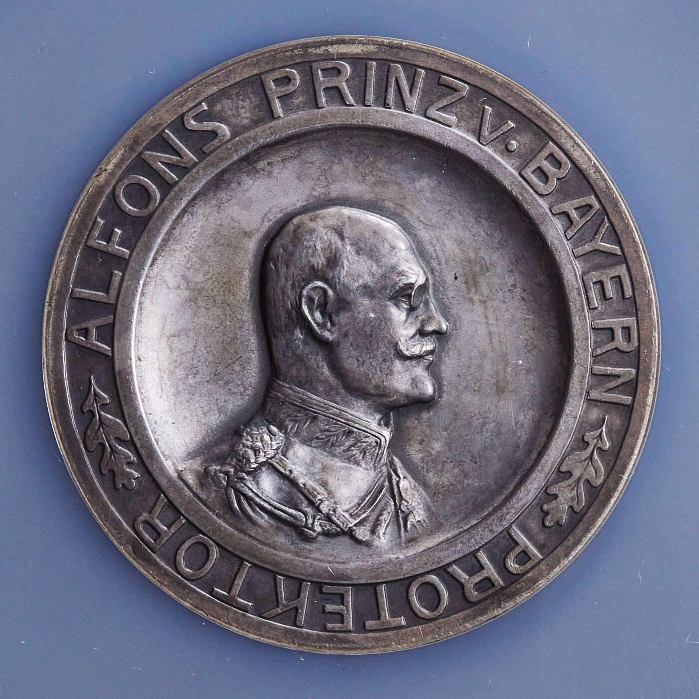 【俄甄集藏】2025年(045)12-03 星期三 晚 19:30 全场包邮 德国巴伐利亚1915年阿尔方斯亲王头像巴伐利亚射击协会纪念大银章，NGC MS64，高浮雕，设计精美，原味包浆，稀少品种，直径：50mm，章是银的，不是镀银，标签错误