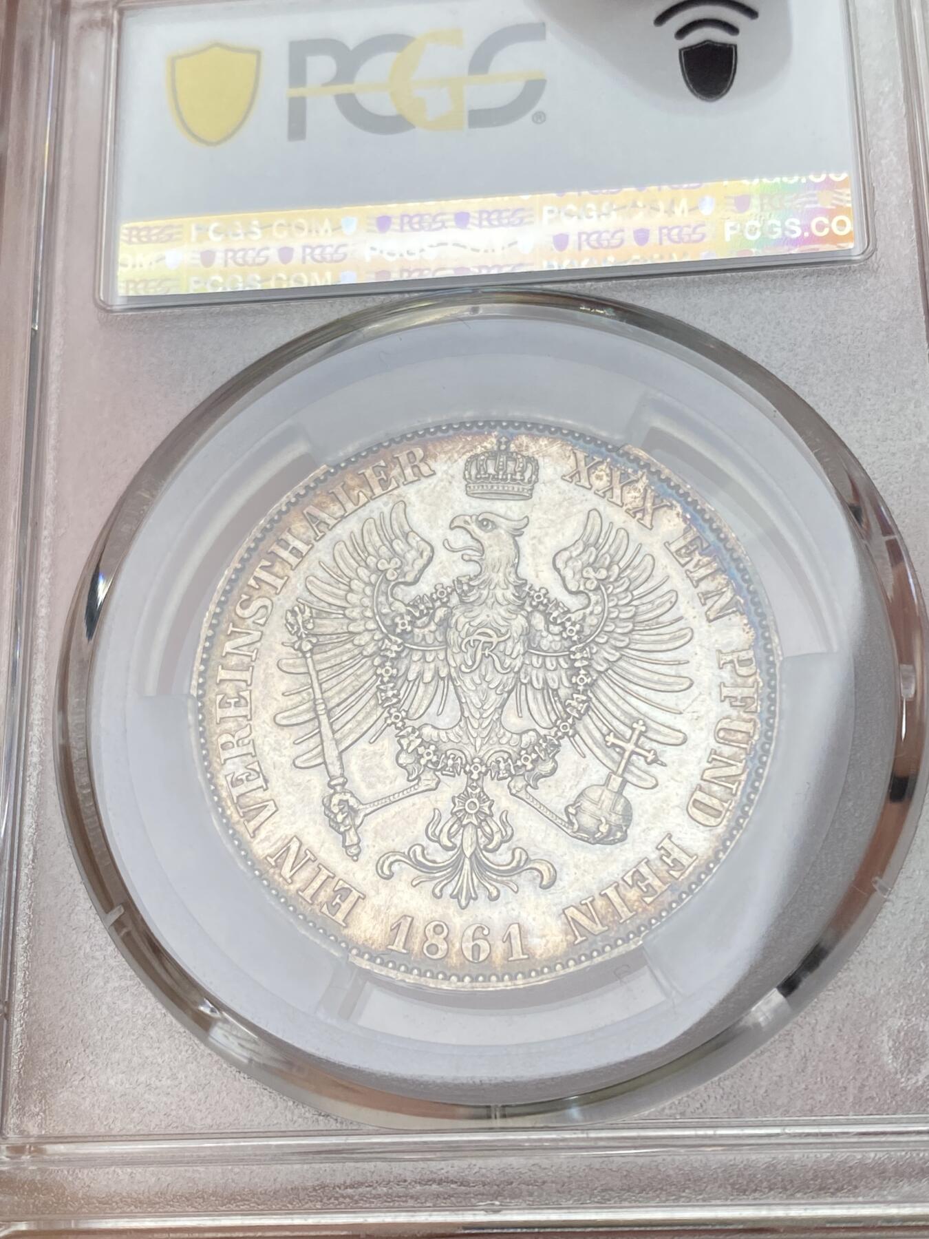 万国钱币拍卖第056期 PCGS PR62 1861年德国普鲁士威廉四世离冠鹰精制联合泰勒 紫罗兰炫彩包浆 好状态略有低评 国王逝世年份，关门币，少见。镜面喷砂浮雕，打制犀利，德系精铸典范。普制也不多，只有10000枚。精制版发行量仅仅250枚。洋葱国王大头+离冠鹰，很有意思的设计。	 