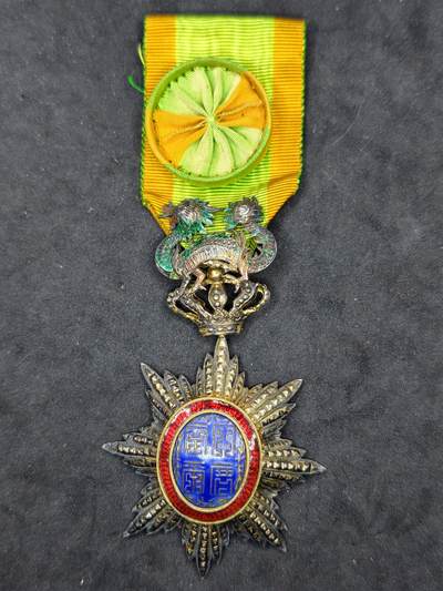 凯旋世界勋赏（第20期）（欢迎送拍）（对拍品有疑问请询问客服，不接受到手刀，出价默认拍品品相。请认真阅读拍卖规则！出价默认已认可！）（收到货请录制开箱视频，无视频概不处理问题。） - 军官级法属安南龙星，带两个标