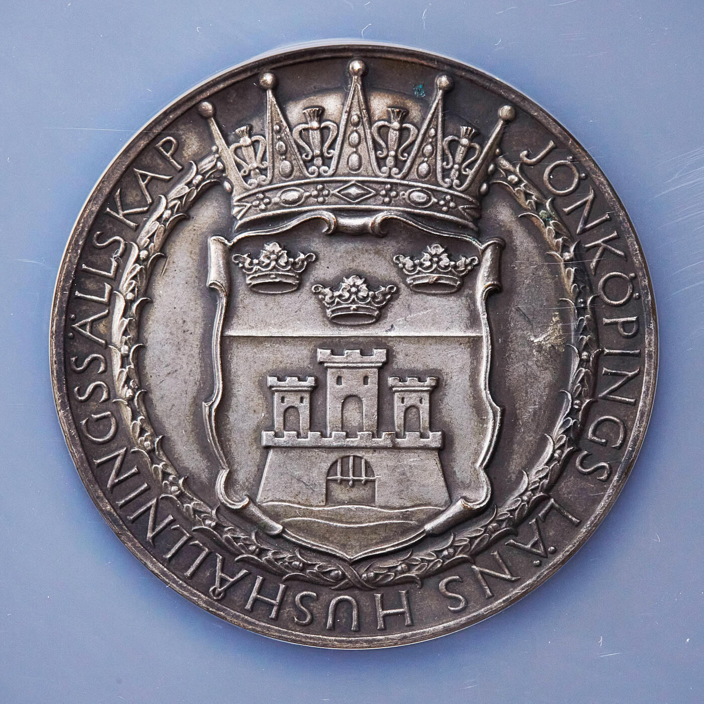 【俄甄集藏】2025年(045)12-03 星期三 晚 19:30 全场包邮 瑞典19世纪延雪平家庭协会荣誉大银章，NGC MS61，酱彩老包浆，正面为延雪平地区纹章，直径：51mm