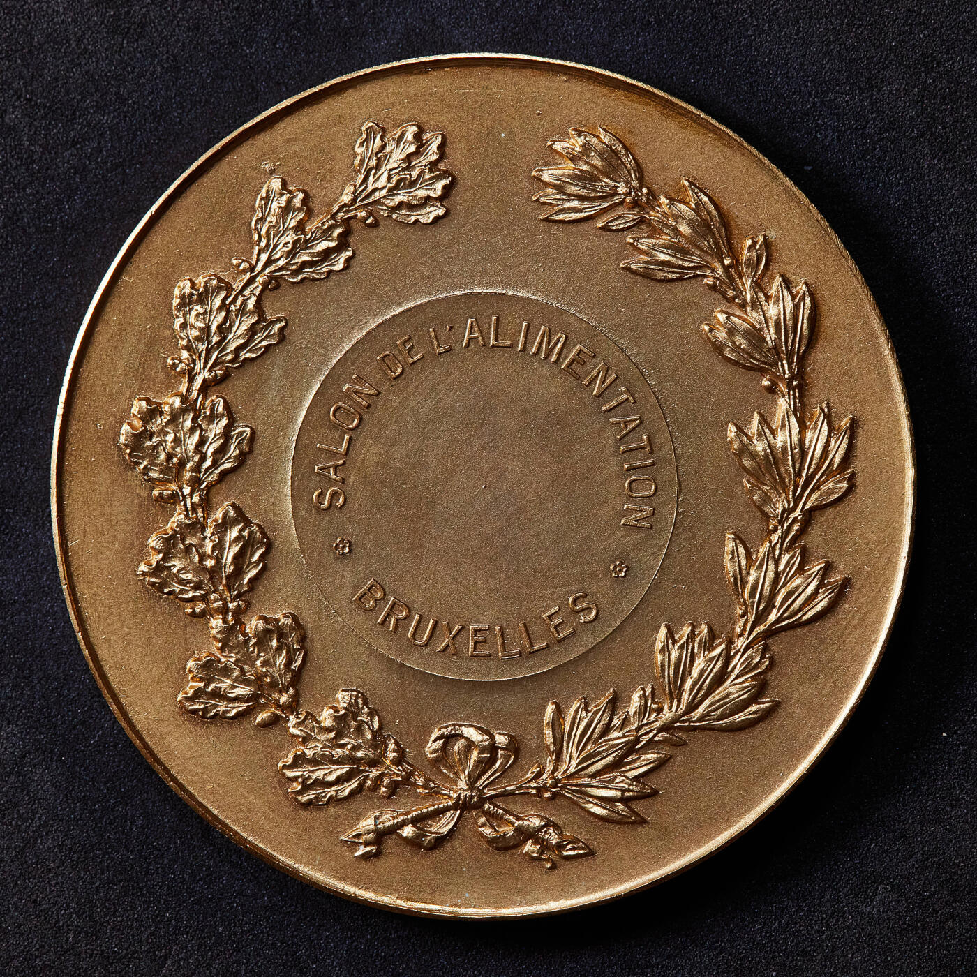 【俄甄集藏】2025年(045)12-03 星期三 晚 19:30 全场包邮 比利时19世纪纪念布鲁塞尔食品博览会镀金大铜章，设计精美，类精制底板，直径：60mm，重84.67克