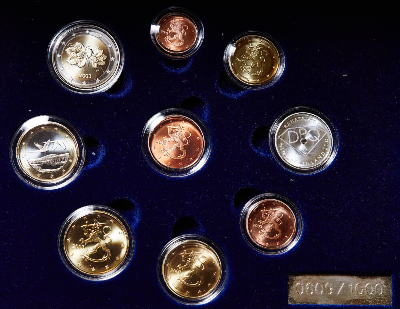 【俄甄集藏】2025年(045)12-03 星期三 晚 19:30 全场包邮 芬兰2003年1分-2欧元精制流通纪念币一套Proof Set，原木盒带证书，发行1000套，编号0609，含一枚镶嵌0.02ct钻石的银章，重7克，92.5%银，木外盒边缘有小磕碰，内亚克力保护透明盒有小裂，见详图