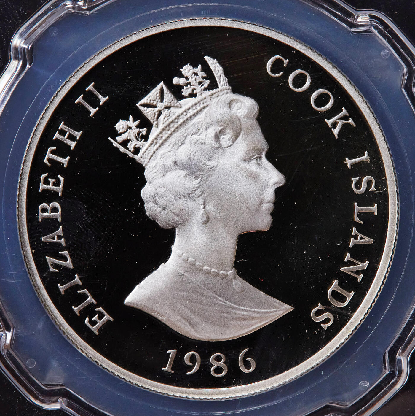 【俄甄集藏】2025年(045)12-03 星期三 晚 19:30 全场包邮 英属库克群岛1986年纪念安德鲁王子皇室婚礼1元精制大银币，信泰 PF69UC，重量：27.22克，含银量：92.5%，直径：38.5mm，发行量：2500枚，英联邦皇室婚礼银币中的稀少品种