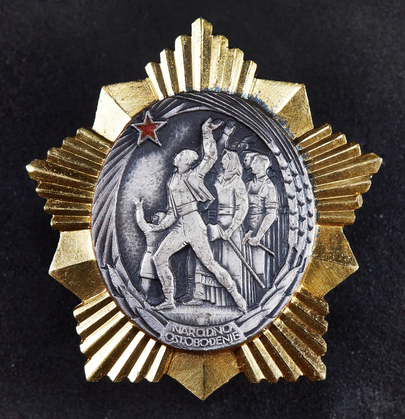 【俄甄集藏】2025年(045)12-03 星期三 晚 19:30 全场包邮 南斯拉夫1943年轮版解放勋章，银质镀金局部珐琅，574号，尺寸：35mm x 45mm，重量：50.16克，南斯拉夫勋章里的高等级品种