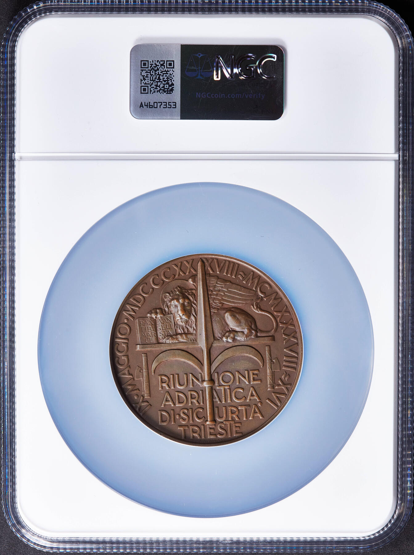 【俄甄集藏】2025年(045)12-03 星期三 晚 19:30 全场包邮 意大利1938年纪念亚德里亚安全议会在里雅斯特召开大铜章，NGC MS64，设计华丽，巧克力包浆，正面为庇护女神站像，著名币章设计师米斯特鲁兹与雕塑家A·保利共同设计制作，直径：57mm，经典品种