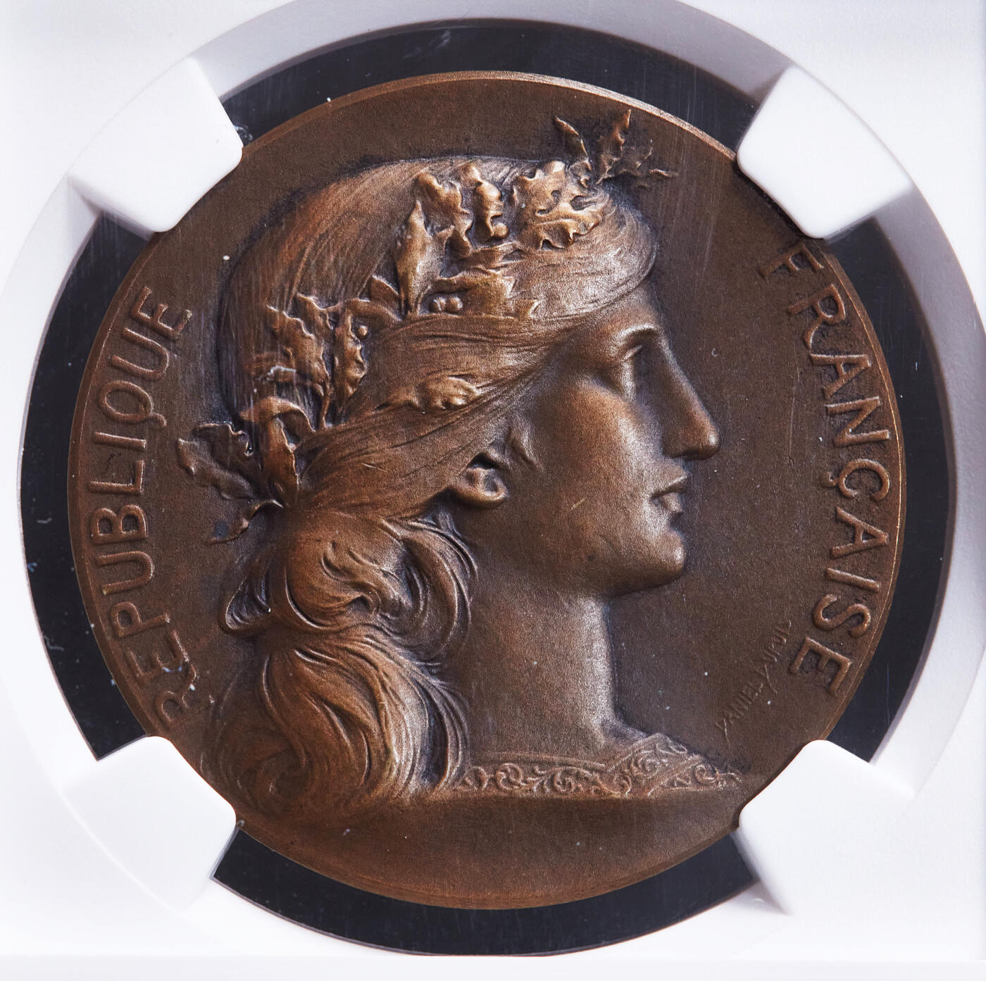 【俄甄集藏】2025年(045)12-03 星期三 晚 19:30 全场包邮 法国19世纪玛丽安娜头像战争部颁发军事准备公益医疗铜质奖章，NGC MS63，巧克力包浆，丰饶角铭，直径：36mm，授予布隆多医生，表彰其向宪兵队提供免费医疗服务