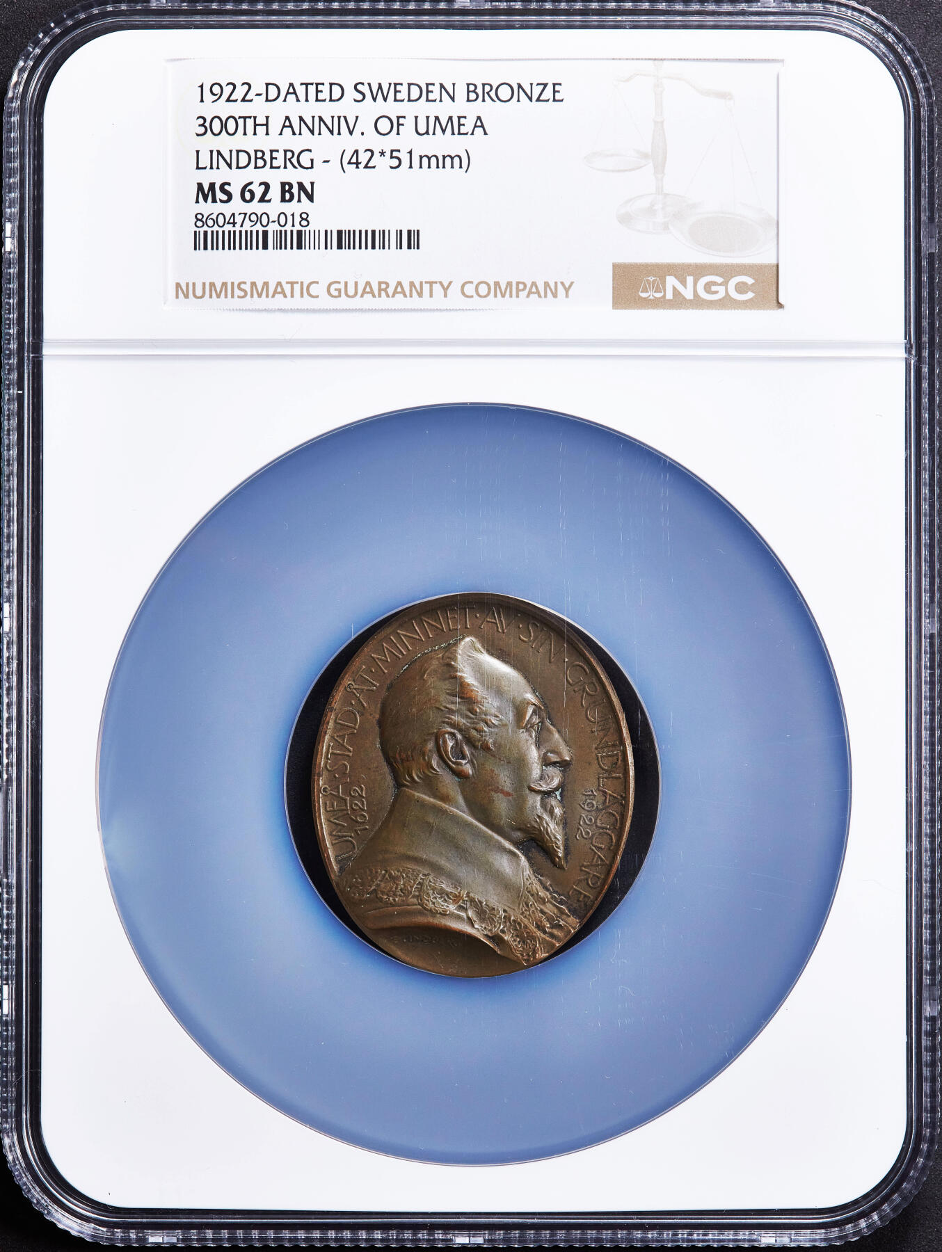 【俄甄集藏】2025年(045)12-03 星期三 晚 19:30 全场包邮 瑞典1922年古斯塔夫二世·阿道夫头像纪念于默奥建城300周年椭圆形大铜章，NGC MS62，巧克力包浆，尺寸：51mm×42mm，背面为于默奥市徽，名家林德伯格作品