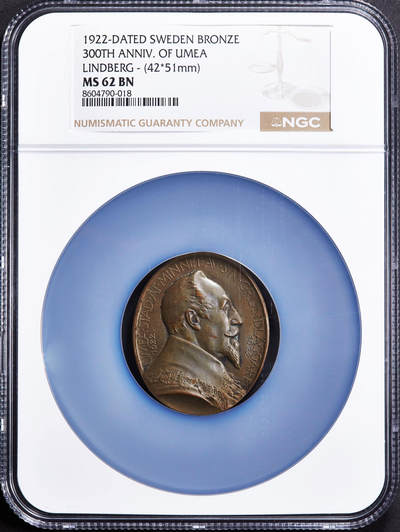 【俄甄集藏】2025年(045)12-03 星期三 晚 19:30 全场包邮 - 瑞典1922年古斯塔夫二世·阿道夫头像纪念于默奥建城300周年椭圆形大铜章，NGC MS62，巧克力包浆，尺寸：51mm×42mm，背面为于默奥市徽，名家林德伯格作品