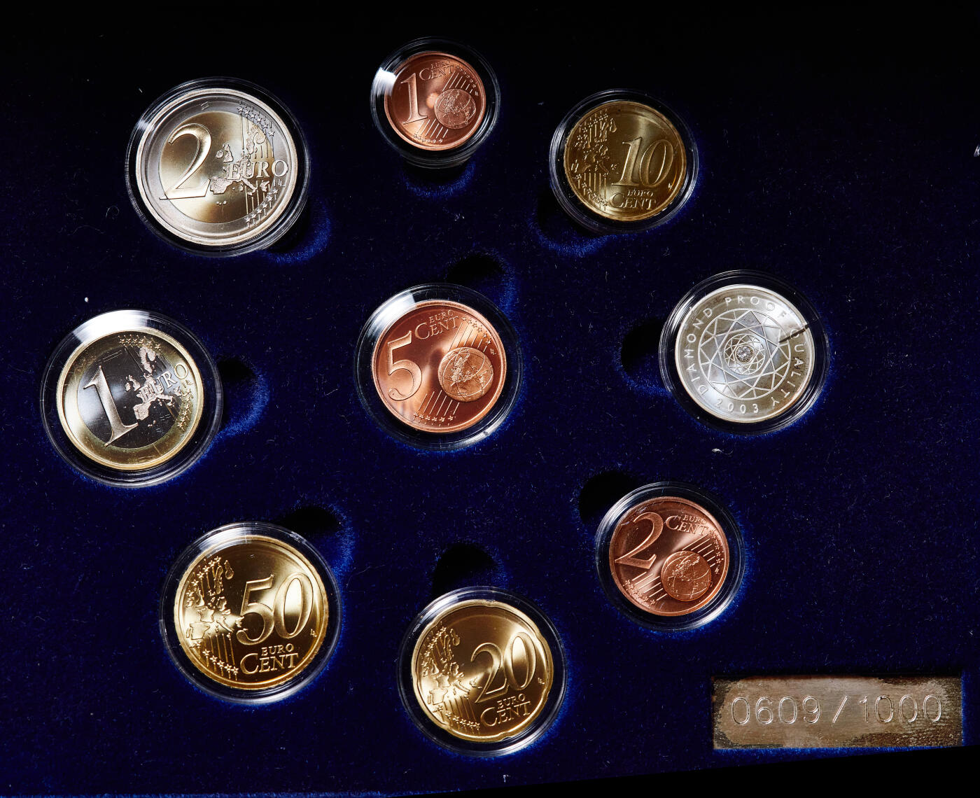 【俄甄集藏】2025年(045)12-03 星期三 晚 19:30 全场包邮 芬兰2003年1分-2欧元精制流通纪念币一套Proof Set，原木盒带证书，发行1000套，编号0609，含一枚镶嵌0.02ct钻石的银章，重7克，92.5%银，木外盒边缘有小磕碰，内亚克力保护透明盒有小裂，见详图