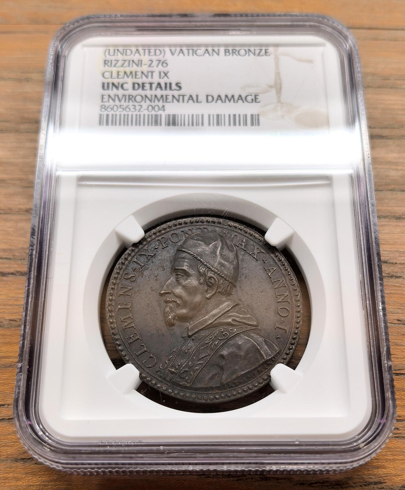 纫秋兰以为佩·凡希社微拍感恩专场 1667-69梵蒂冈教皇克莱门特九世纪念铜章NGC-UNCD，一位文艺复兴式的教皇，本人富有学识，早年曾以台本作家的身份参与创作了歌剧《圣阿莱西奥》。在短暂的任期内，他致力于调和复杂的宗教与政治矛盾。他协助签订了克莱门特和约，宣布停止对詹森派的迫害。 