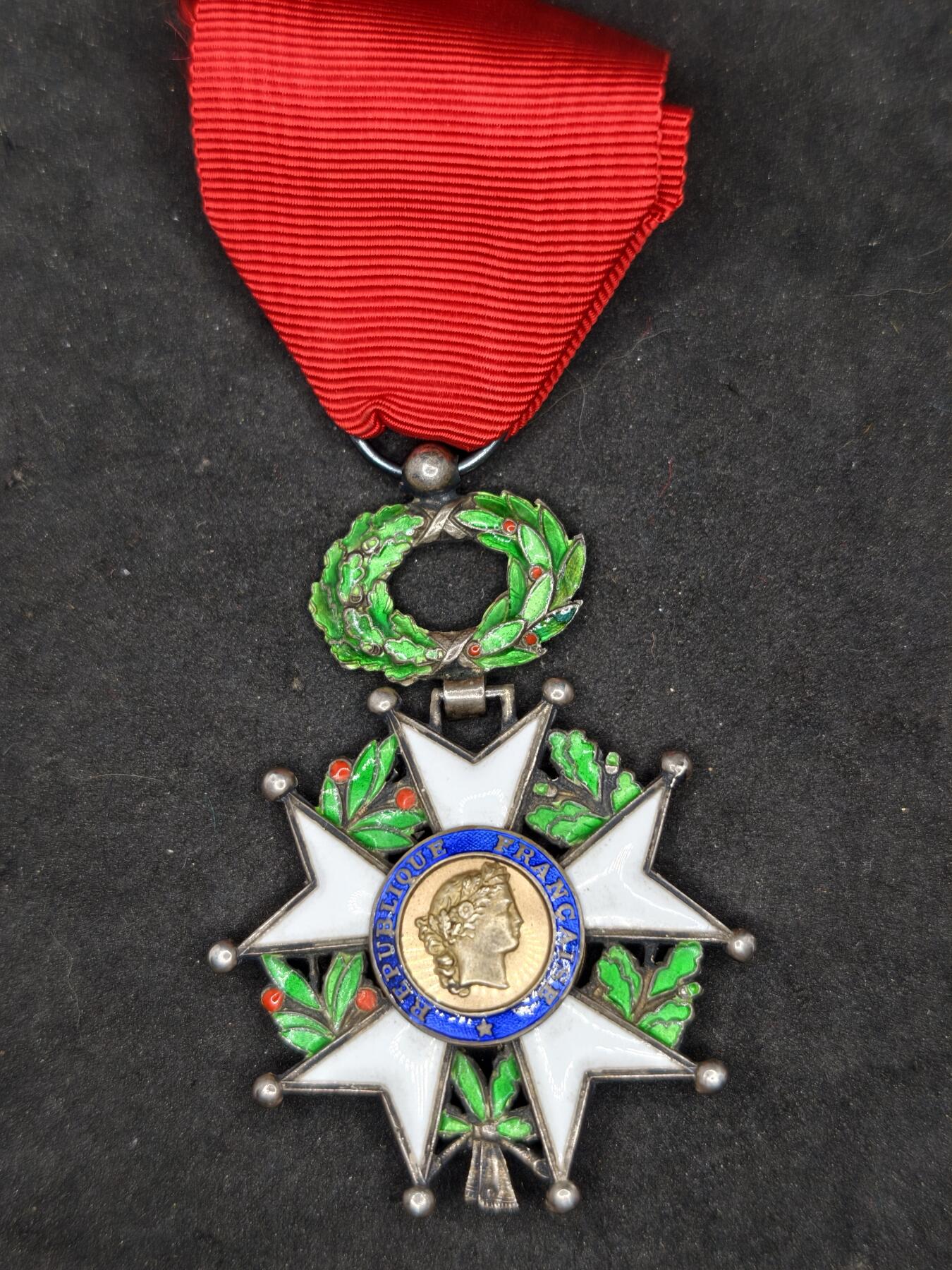 凯旋世界勋赏（第20期）（欢迎送拍）（对拍品有疑问请询问客服，不接受到手刀，出价默认拍品品相。请认真阅读拍卖规则！出价默认已认可！）（收到货请录制开箱视频，无视频概不处理问题。） 法兰西第五共和国荣誉军团勋章骑士级，珠宝版