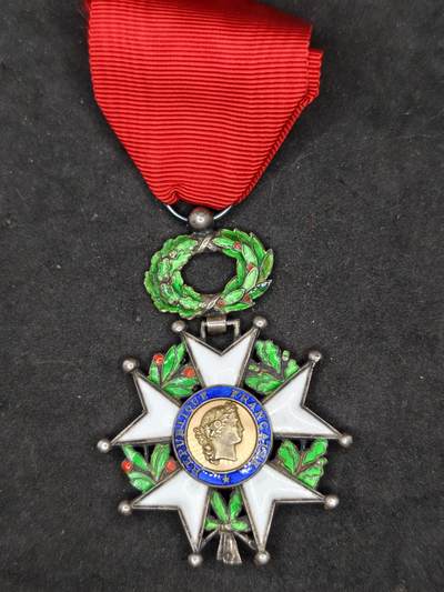 凯旋世界勋赏（第20期）（欢迎送拍）（对拍品有疑问请询问客服，不接受到手刀，出价默认拍品品相。请认真阅读拍卖规则！出价默认已认可！）（收到货请录制开箱视频，无视频概不处理问题。） - 法兰西第五共和国荣誉军团勋章骑士级，珠宝版