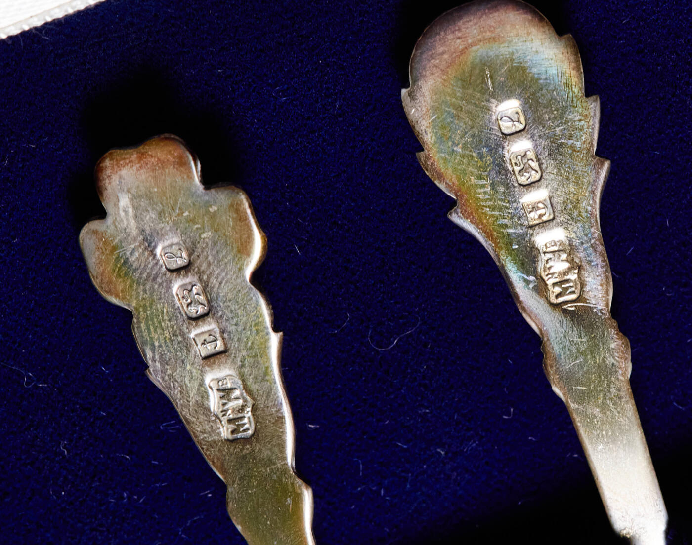 【俄甄集藏】2025年(045)12-03 星期三 晚 19:30 全场包邮 英国伯明翰1985年著名珠宝品牌马宾与韦伯出品英伦三岛四地国花样式（英格兰玫瑰/苏格兰蓟/威尔士水仙花/北爱尔兰三叶草），珐琅彩纪念银勺，原盒，勺单体长：100mm，宽：20mm，总重量：28.53克，保存完好