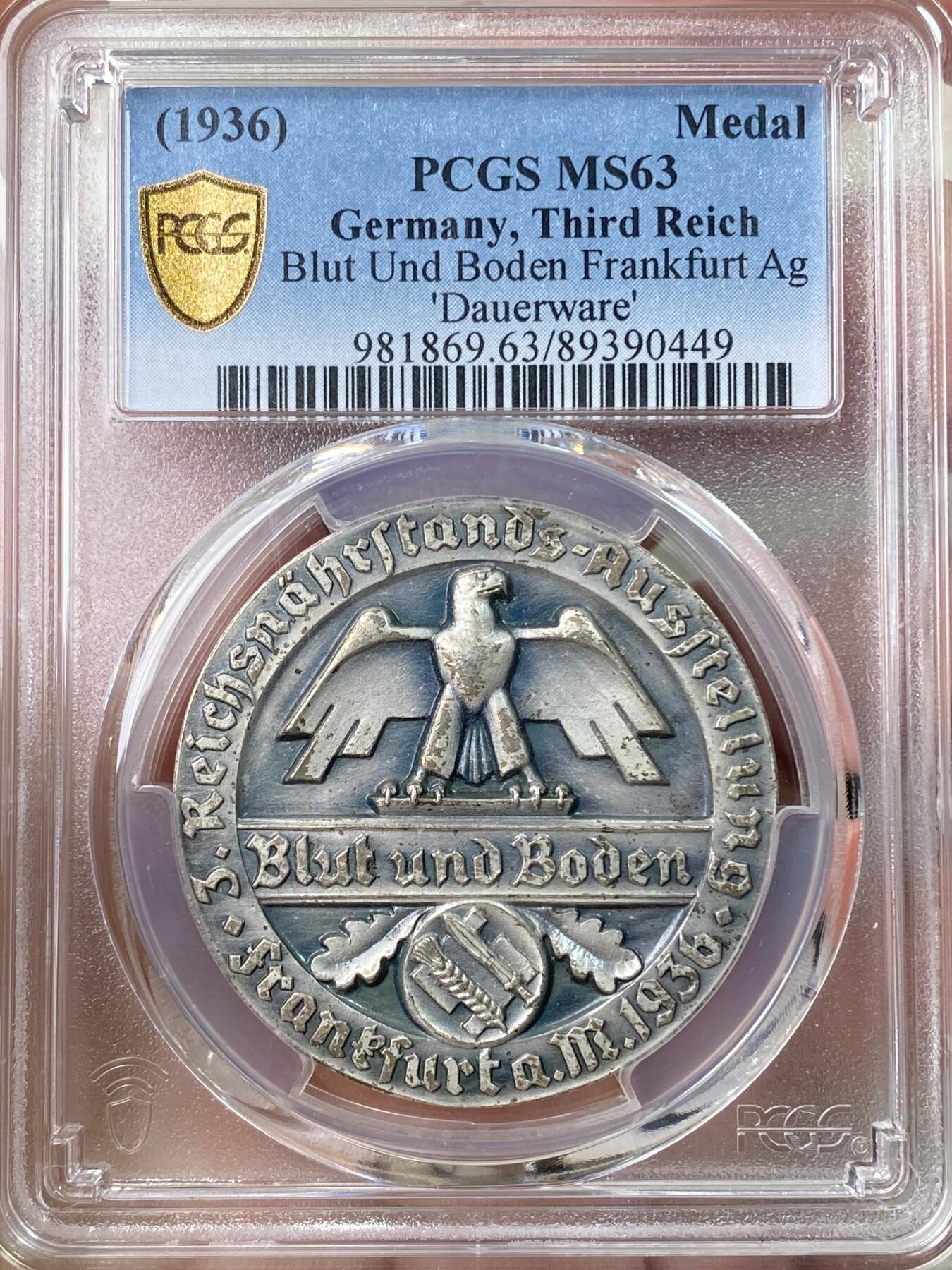 万国钱币拍卖第056期 PCGS MS63 1936年德国法兰克福银章 血与土 冠军分 少见品种 银质极稀 高浮雕 军旅斑驳包浆 含银量990 近纯银 德意志帝国鹰 橡树叶装饰 帝国丰饶角花环 表现NZ治下的德国欣欣向荣 物阜民丰 避免一战那样的封锁造成大规模粮食短缺 这增强了血与土概念在德国民众心中的共鸣 《我的奋斗》中Hitler将为德国人民获取土地作为军事外交政策不变的最高目标 高分顶级品相 绝佳的历史藏品