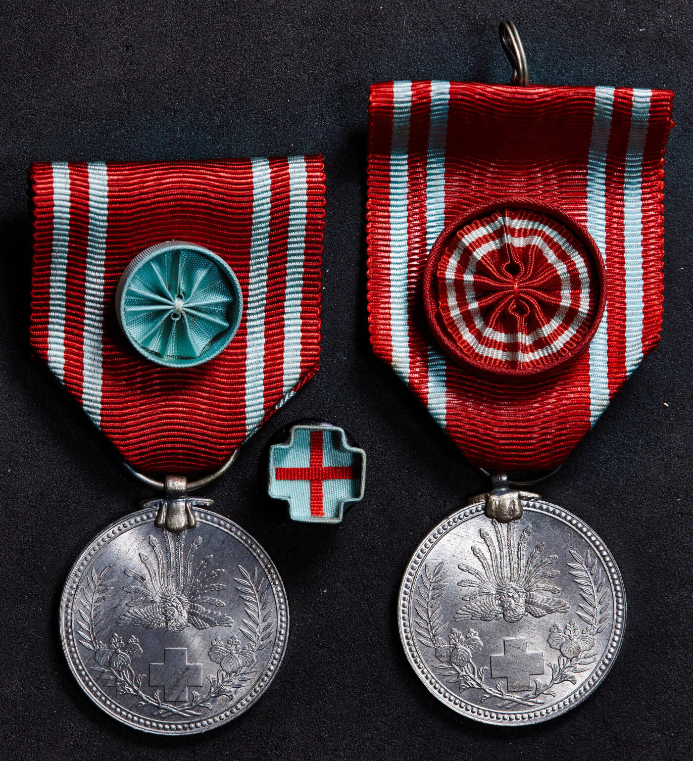 【俄甄集藏】2025年(045)12-03 星期三 晚 19:30 全场包邮 日本战时赤十字社纪念章2枚一组，材质为铝，直径：28mm，带原盒