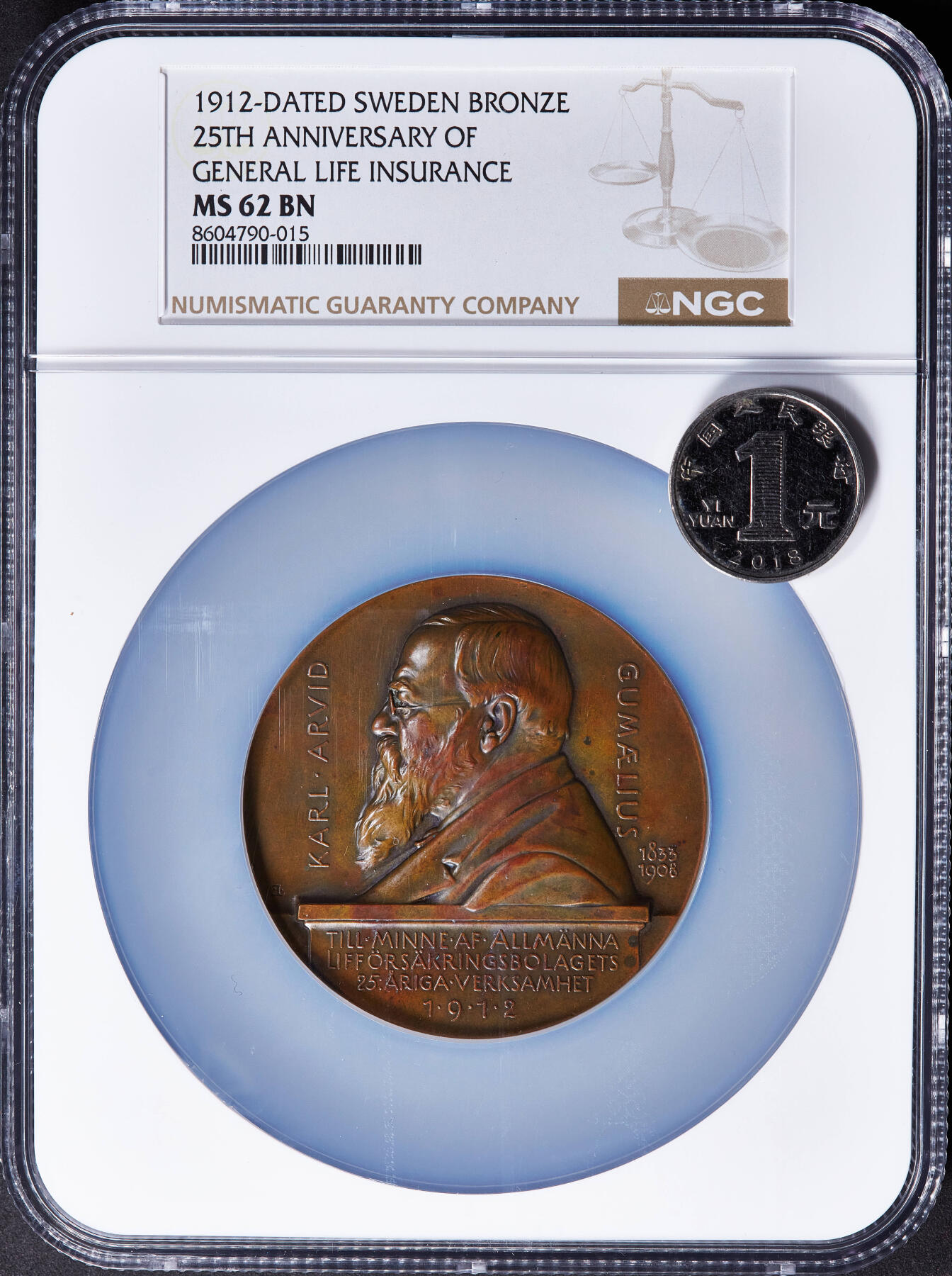 【俄甄集藏】2025年(045)12-03 星期三 晚 19:30 全场包邮 瑞典1912年纪念通用人寿保险公司成立25周年大铜章，NGC MS62，正面肖像为1908年逝世的批准人寿保险公司成立的国会议员卡尔·阿尔维德·古米利乌斯，巧克力包浆，背面图案代表新生、养老与保障，直径：60mm，名家林德伯格作品，稀少品种