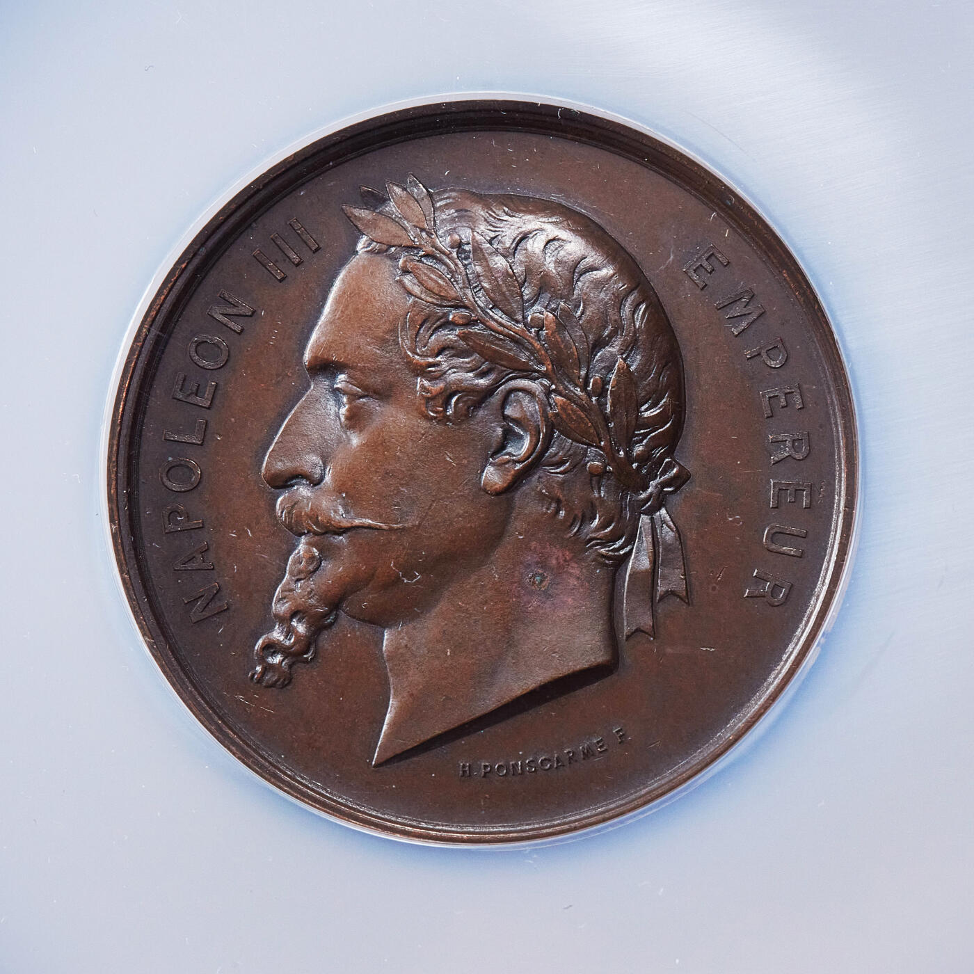 【俄甄集藏】2025年(045)12-03 星期三 晚 19:30 全场包邮 法国1867年拿破仑三世头像纪念巴黎世博会大铜章，NGC MS63，类精制底板，高浮雕，巧克力包浆，名家亨利·蓬斯卡尔姆作品，设计华丽，蜜蜂铭，直径：50mm，经典品种