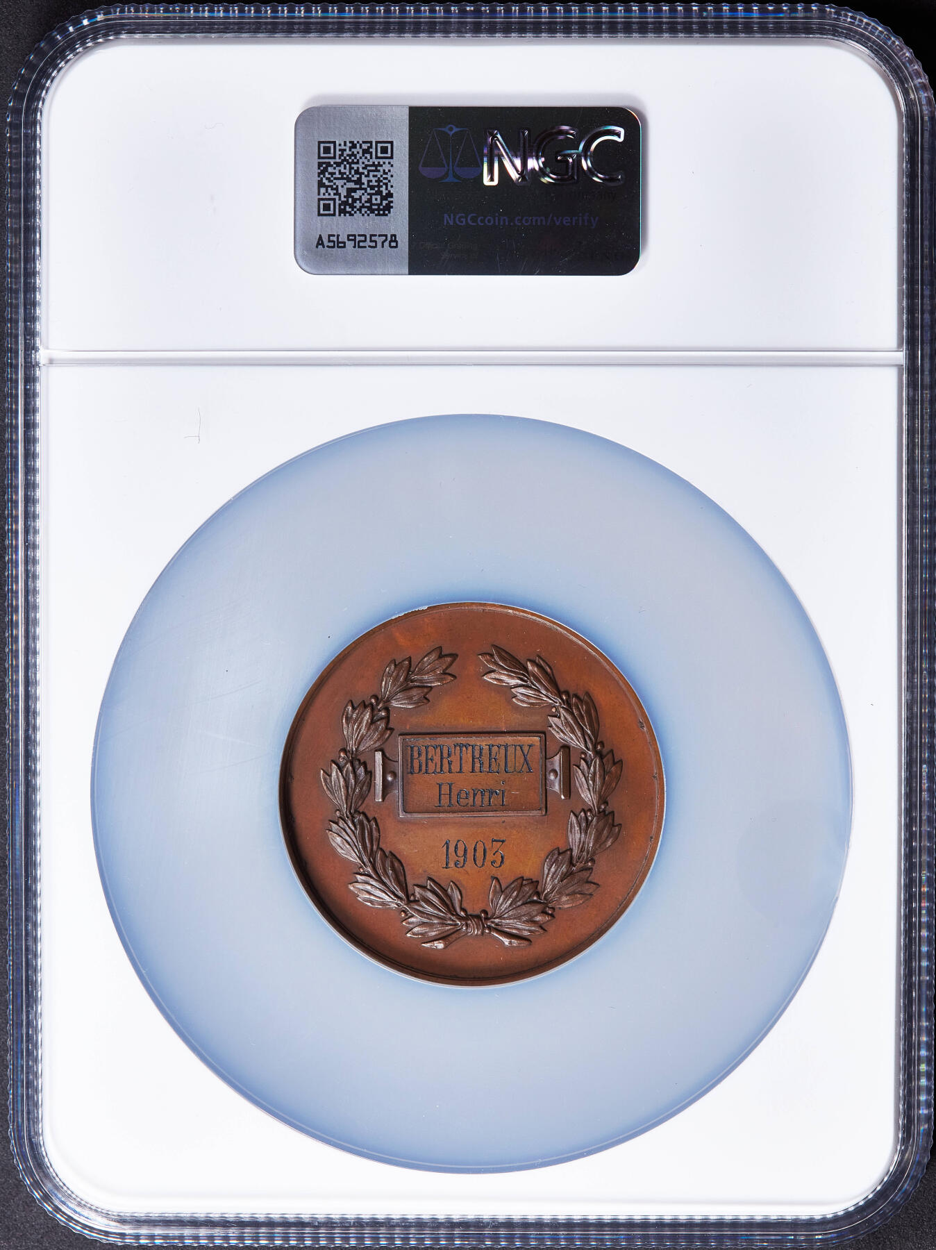 【俄甄集藏】2025年(045)12-03 星期三 晚 19:30 全场包邮 法国1903年南特与下卢瓦尔省工商同业公会联盟纪念大铜章，NGC MS64，巧克力包浆，高浮雕，直径：50mm