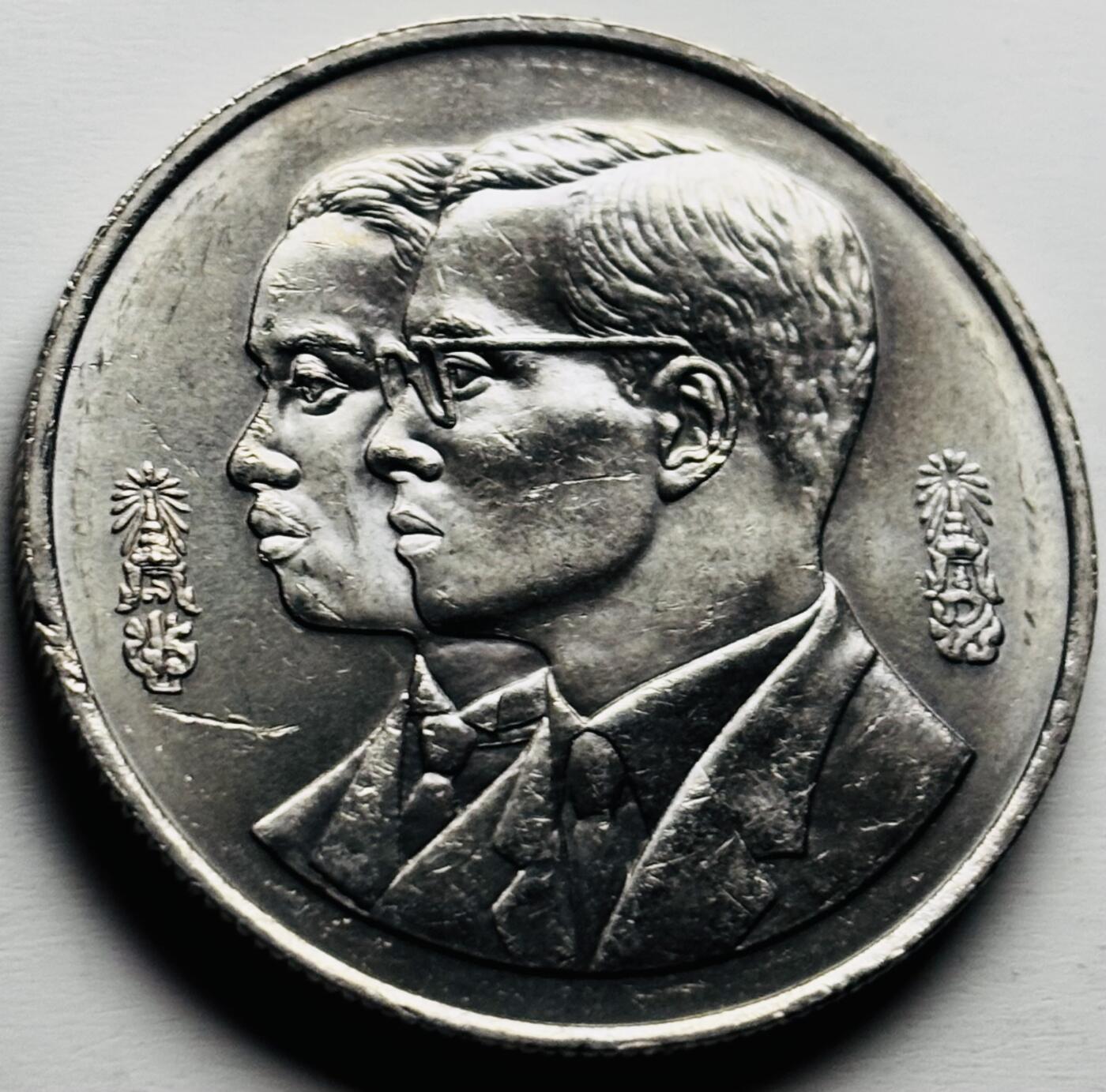 文馨钱币收藏第 284 场，【 长期接收代拍品】老藏家拍品南朝鲜李承晚时期货币，泰国大型纪念币，土耳其各时期及各国套币场 原光品相泰国10铢，1994年皇家学院60周年纪念币32mm