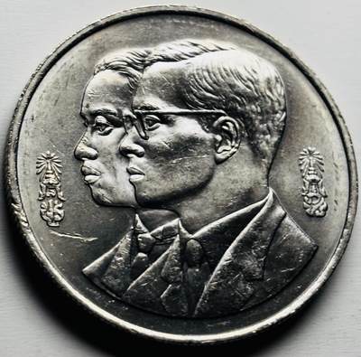 文馨钱币收藏第 284 场，【 长期接收代拍品】老藏家拍品南朝鲜李承晚时期货币，泰国大型纪念币，土耳其各时期及各国套币场 - 原光品相泰国10铢，1994年皇家学院60周年纪念币32mm