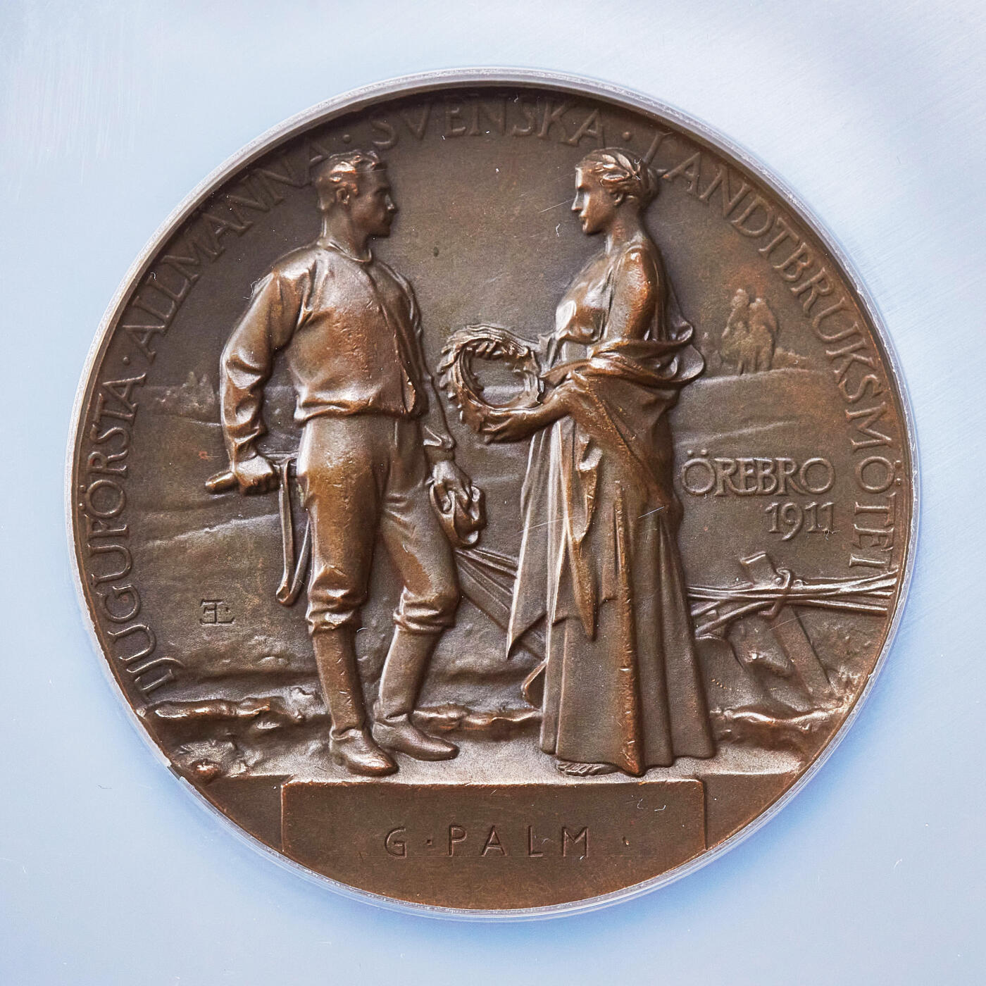 【俄甄集藏】2025年(045)12-03 星期三 晚 19:30 全场包邮 瑞典1911年古斯塔夫五世头像纪念国家首届农业大会在厄勒布鲁召开大铜章，NGC MS63，巧克力包浆，设计精美，直径：51mm，名家林德伯格作品