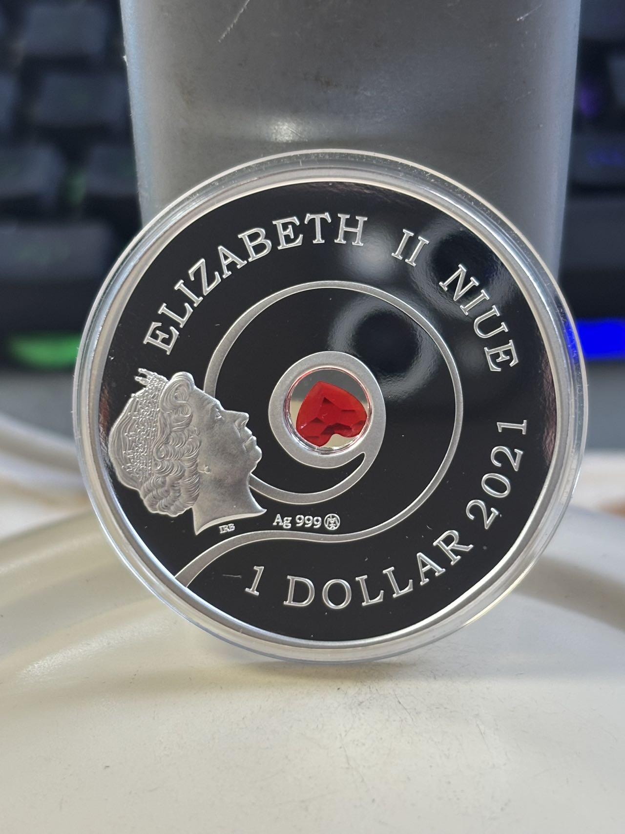 第183期拍卖 纽埃2021年世界民俗系列1爱镶嵌水晶精制银币，29.8克，银999，中间的心形可以拿出