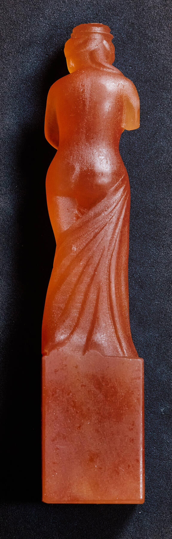 【俄甄集藏】2025年(045)12-03 星期三 晚 19:30 全场包邮 精美桔子冻石侍女像印章（产地中国青海），高：125mm，底座：25 x 25mm，重量：102克，颜色明丽，润如桔肉