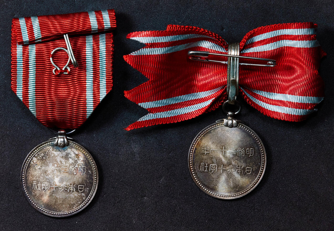 【俄甄集藏】2025年(045)12-03 星期三 晚 19:30 全场包邮 日本战时赤十字社纪念银章男授、女授2枚一对，材质为925银，直径：28mm，木盒无上盖