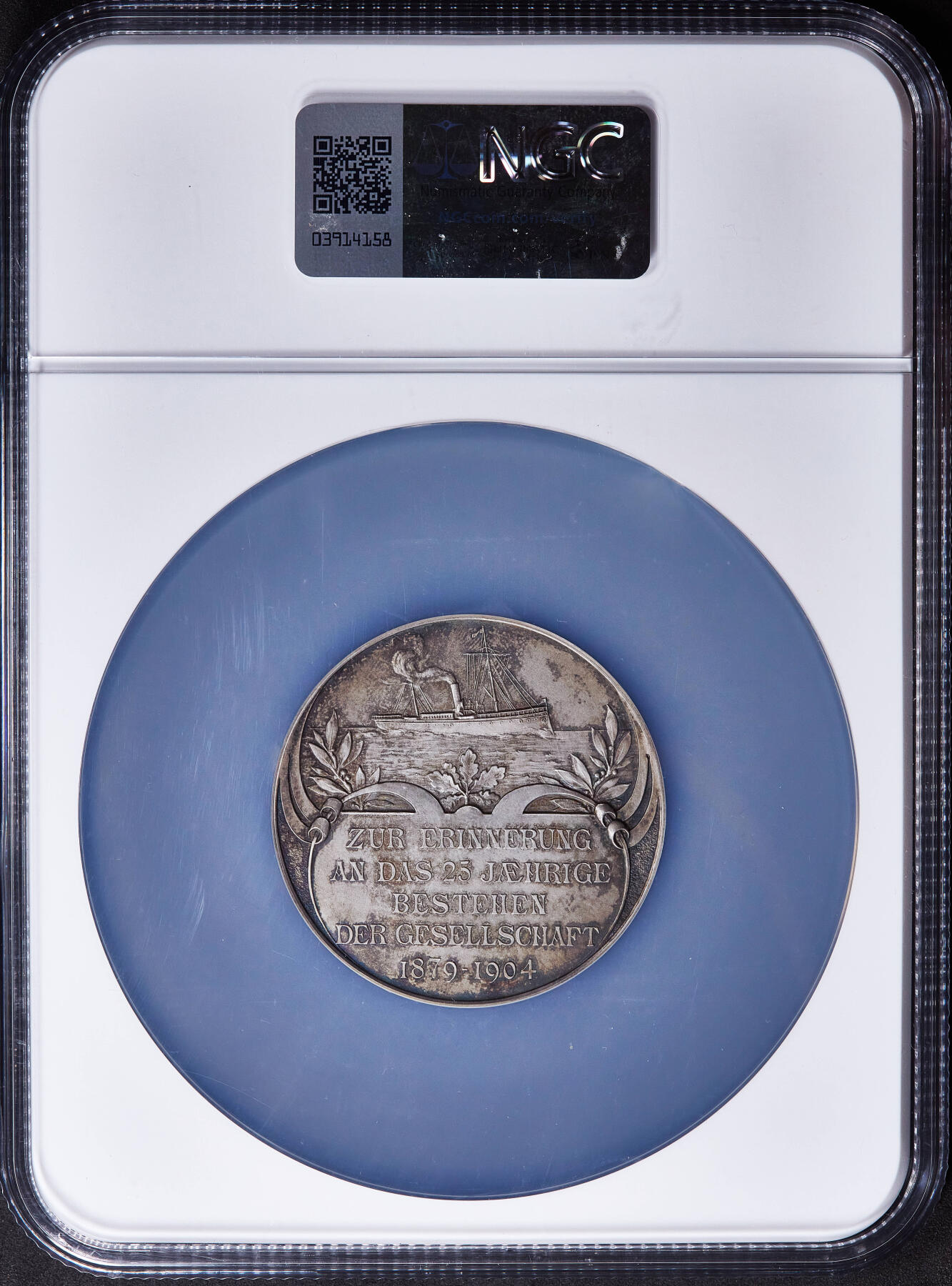 【俄甄集藏】2025年(045)12-03 星期三 晚 19:30 全场包邮 德国1904年纪念曼海姆保险公司成立25周年大银章，NGC MS63，直径：50mm，五彩老包浆，磨砂底板，正面展翼狮鹫为曼海姆市象征，背面蒸汽轮船为运输保险的基础业务，设计精美