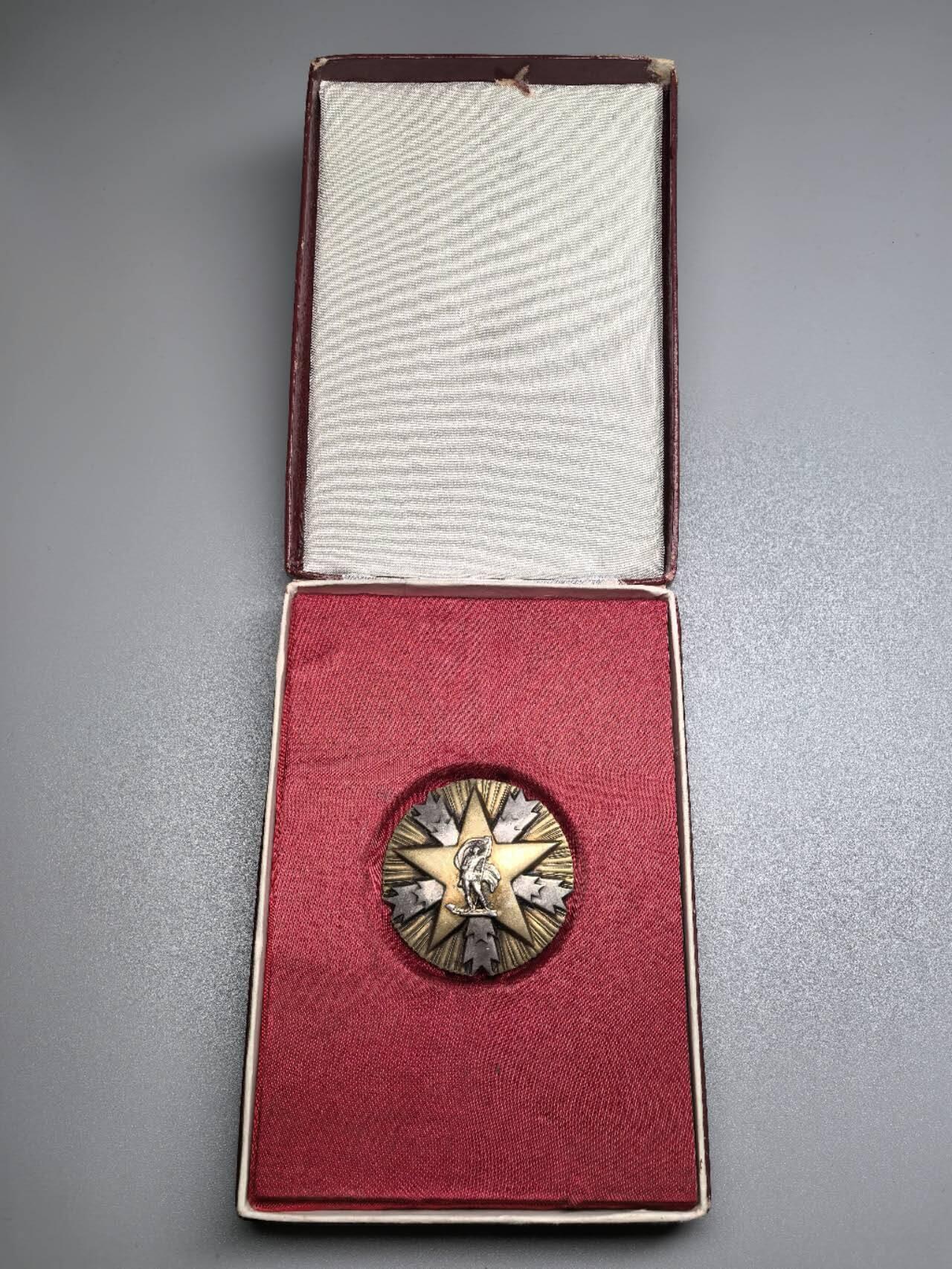 小驴勋章奖章收藏11月29日周六晚六点拍卖（珍爱和平，收藏战争，铭记历史，勿忘国耻，忠党爱国。有偿代拍，送拍规则在简介最后，参拍须阅读规则后再参拍，关系到运费包装发货时效真假辨别等关键信息，拍卖时不再发原图，看大图店主微信码在拍卖店铺介绍里）