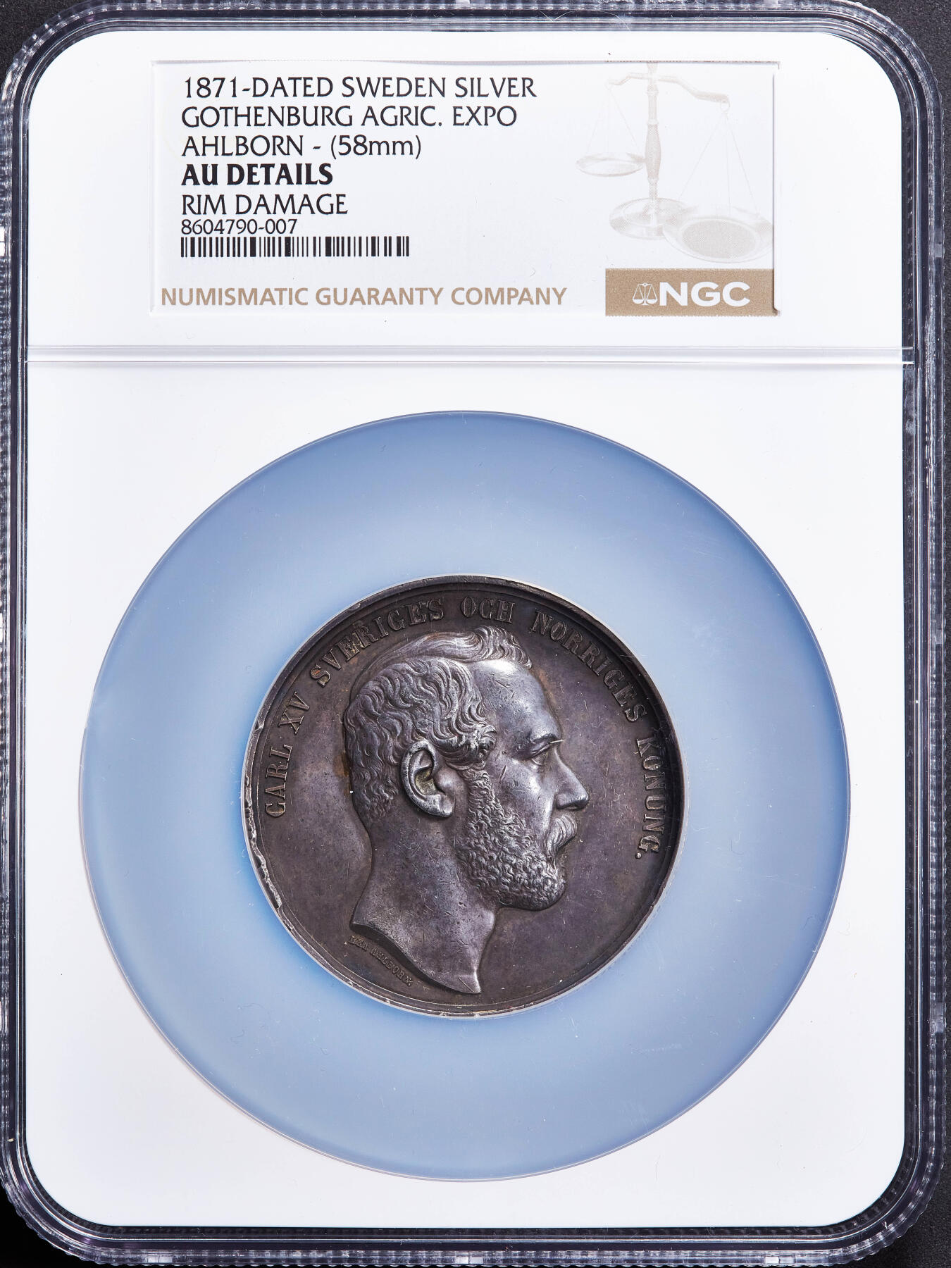 【俄甄集藏】2025年(045)12-03 星期三 晚 19:30 全场包邮 瑞典1871年卡尔十五世头像纪念哥德堡农业博览会大银章，NGC AUD，高浮雕，直径：58mm，名家阿尔伯恩作品，酱彩老包浆