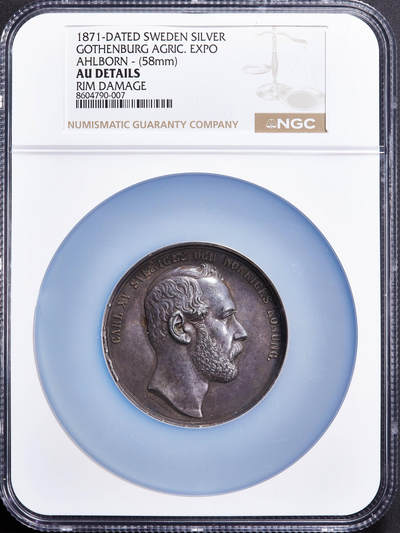 【俄甄集藏】2025年(045)12-03 星期三 晚 19:30 全场包邮 - 瑞典1871年卡尔十五世头像纪念哥德堡农业博览会大银章，NGC AUD，高浮雕，直径：58mm，名家阿尔伯恩作品，酱彩老包浆