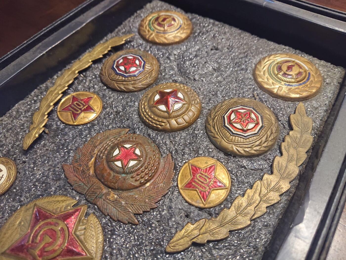 【第貳場】近代勋奖章徽章服饰杂项专场 鸭绿江畔 人民军—陆、空、外事、军校等标识一组