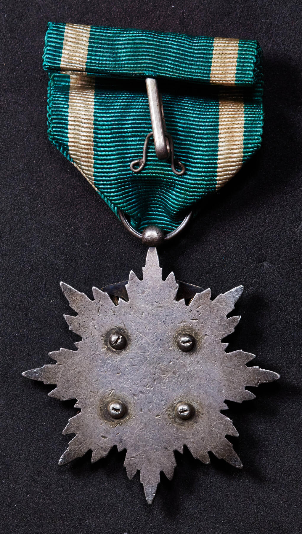 【俄甄集藏】2025年(045)12-03 星期三 晚 19:30 全场包邮 日本战时期功五级金鵄勋章，银质珐琅，原绒布盒，珐琅有磕碰