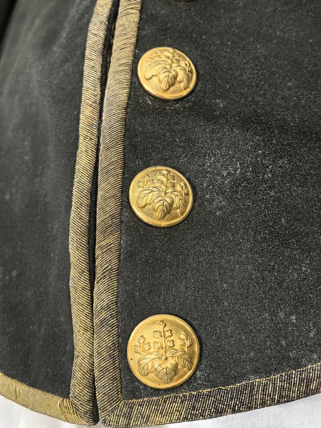 小驴勋章奖章收藏11月29日周六晚六点拍卖（珍爱和平，收藏战争，铭记历史，勿忘国耻，忠党爱国。有偿代拍，送拍规则在简介最后，参拍须阅读规则后再参拍，关系到运费包装发货时效真假辨别等关键信息，拍卖时不再发原图，看大图店主微信码在拍卖店铺介绍里） 日本文官燕尾服礼服带白衬衣，羊毛金属刺绣，大小未测量，运输途中刺绣部分有概率会脱落，介意勿拍