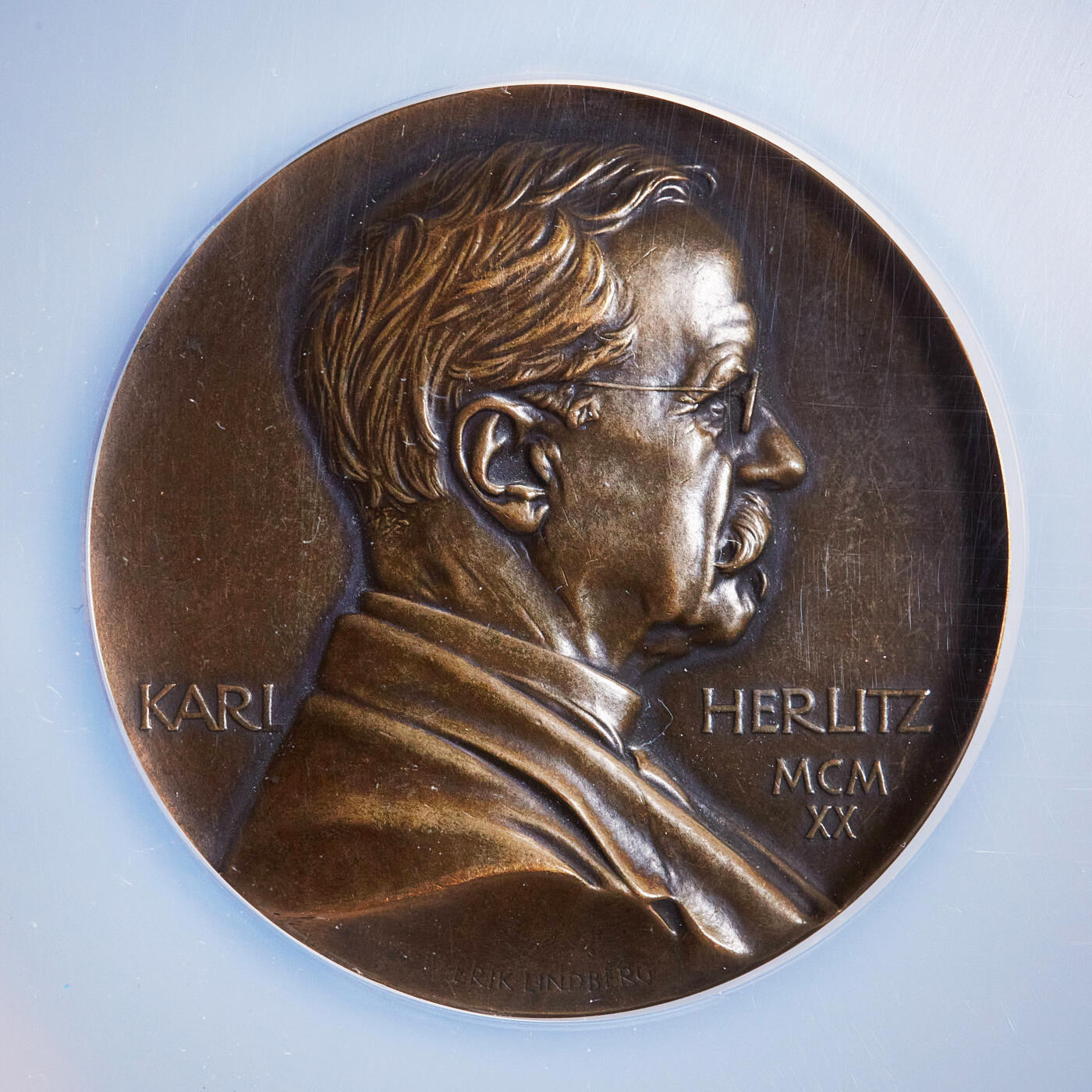 【俄甄集藏】2025年(045)12-03 星期三 晚 19:30 全场包邮 瑞典1920年纪念著名杂志出版商卡里·赫利茨大铜章，NGC MS62，表彰其传播北欧文化的突出贡献，巧克力包浆，高浮雕，背面为北欧神话斯堪的纳维亚女神，名家林德伯格作品，直径57mm，少见品种