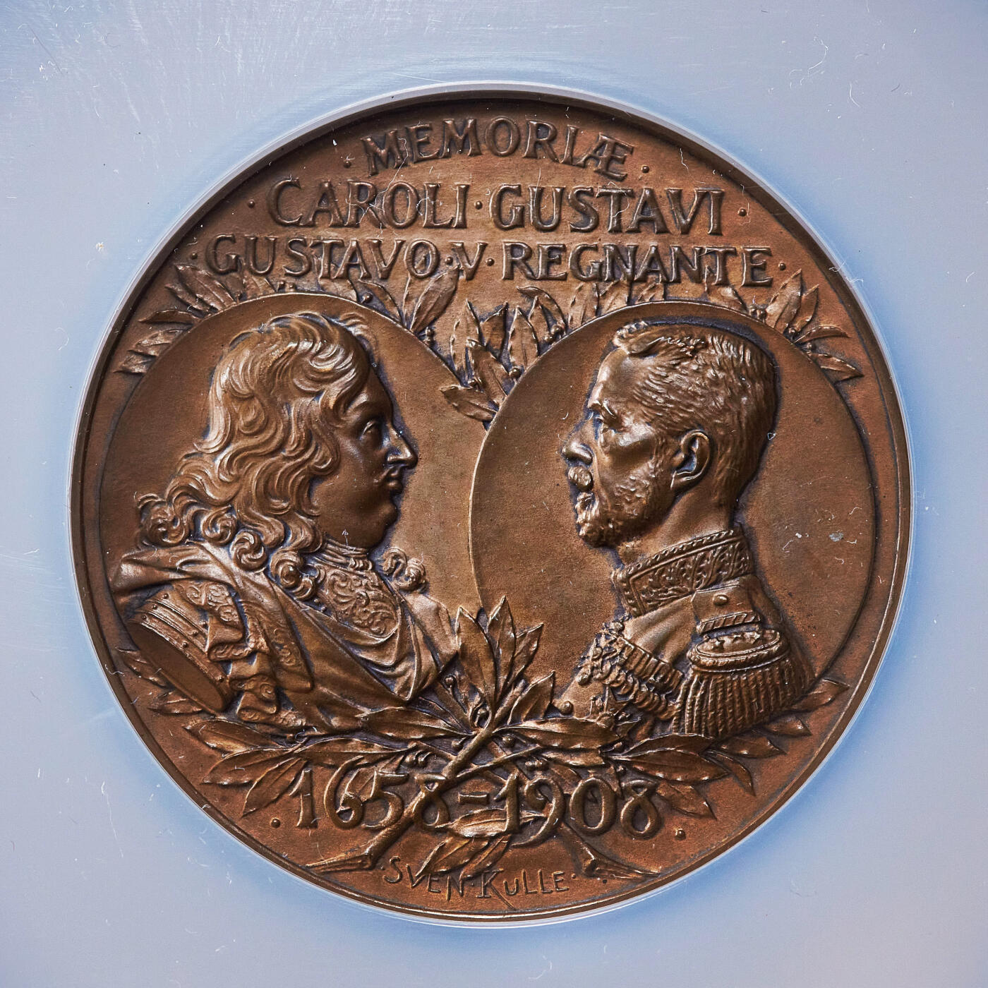 【俄甄集藏】2025年(045)12-03 星期三 晚 19:30 全场包邮 瑞典1908年纪念国王卡尔十世登基250周年大铜章，NGC MS64，背面卡尔十世与时任国王古斯塔夫五世头像，体现王朝传承，巧克力包浆，状态极佳，雕刻家斯文·库勒作品，直径56mm