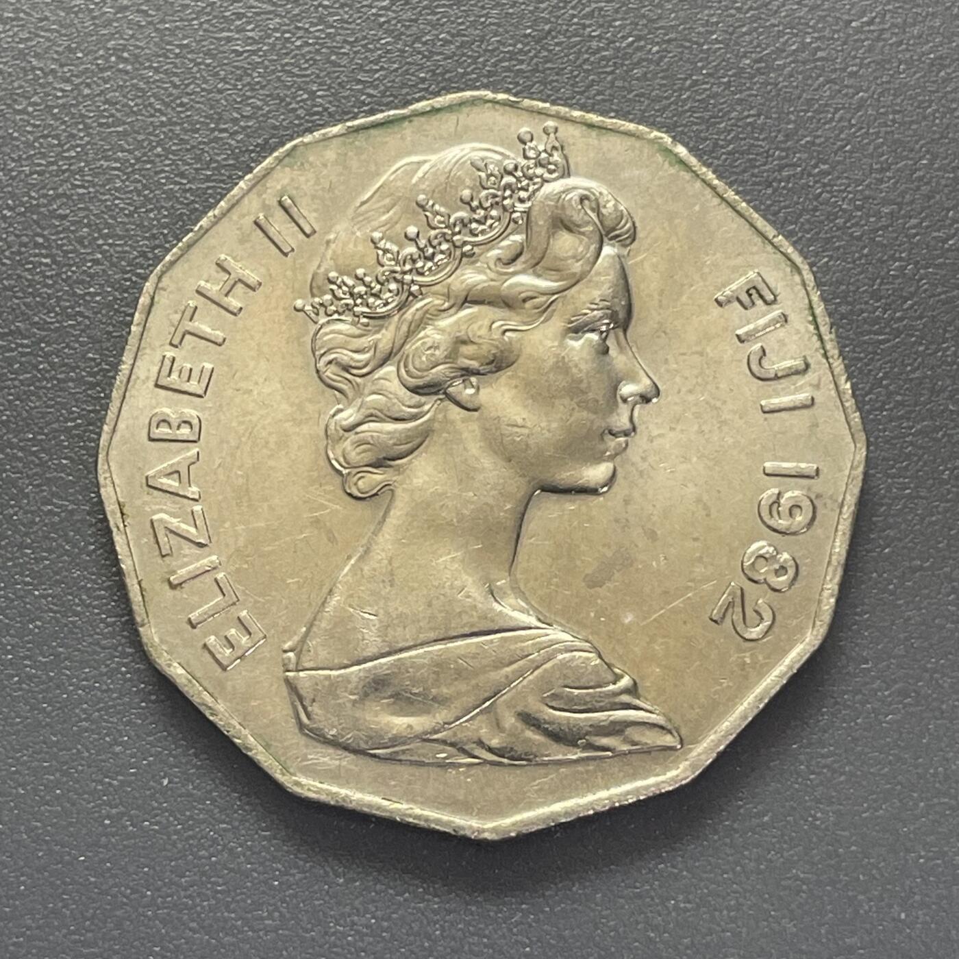 回流1130 大洋洲斐济1982年英女王头像大直径32.5mm异形币 传统帆船