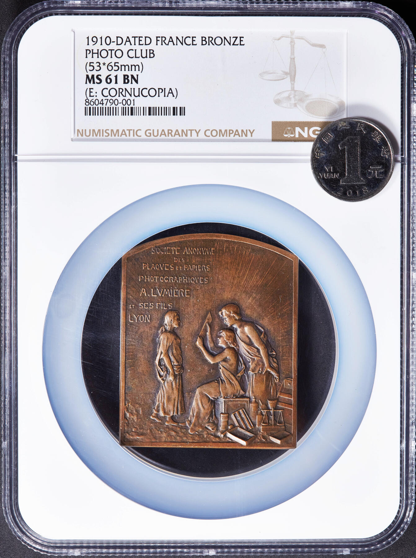 【俄甄集藏】2025年(045)12-03 星期三 晚 19:30 全场包邮 法国1910年纪念比利时列日摄影俱乐部方形铜质奖章，NGC MS61，授予法国里昂赞助商卢米埃父子摄影感光板与纸制品有限公司，稀有品种，尺寸：65mm×53mm