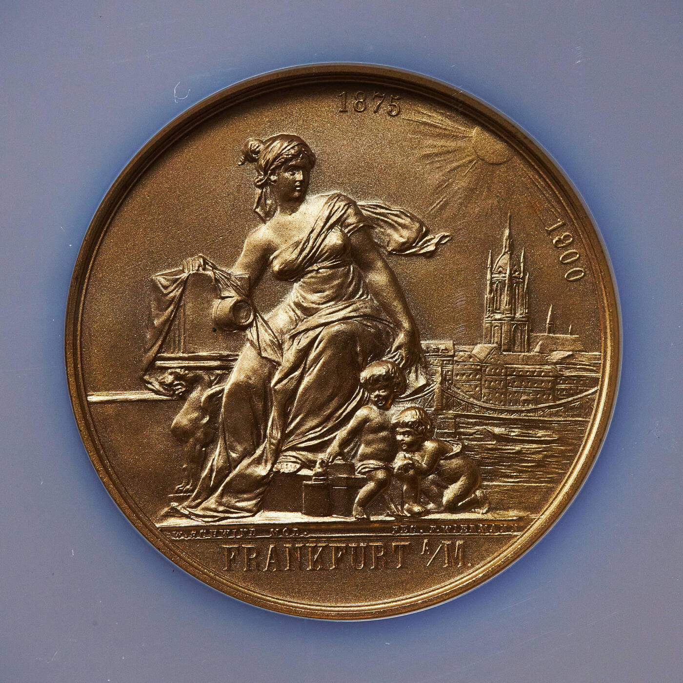 【俄甄集藏】2025年(045)12-03 星期三 晚 19:30 全场包邮 德国1900年纪念法兰克福摄影与艺术协会成立25周年镀金大铜章，NGC MS65，设计精美，金水足，直径：51mm