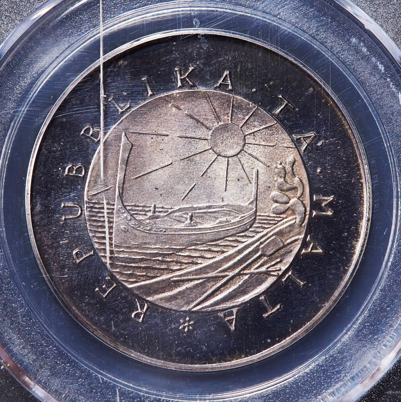 【俄甄集藏】2025年(045)12-03 星期三 晚 19:30 全场包邮 马耳他1976年历史人物系列-众议员、作家、记者格泽·埃卢尔·默瑟2镑纪念银币，公博 MS63，类精制底板，重：10克，含银量：98.7%，发行量：11000枚，经典品种，评级盒面有裂