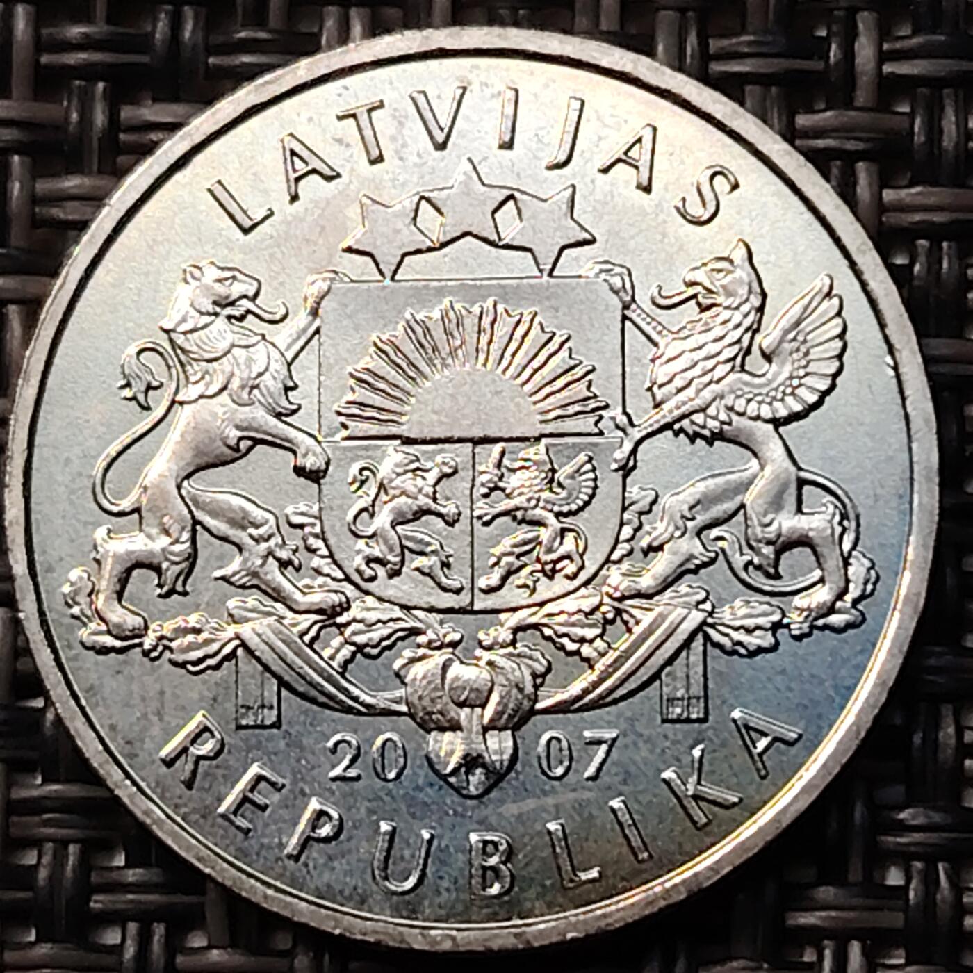 布加迪🐬～世界钱币(上海)🌾第 262 期 /  各国套币和散币 拉脱维亚🇱🇻 2007年 1拉特 纪念币 猫头鹰纤维