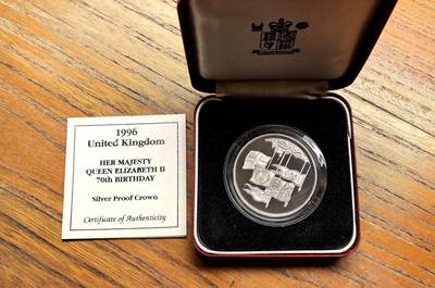 纫秋兰以为佩·凡希社微拍感恩专场 - 1996英国女王70寿辰纪念克朗大银，原厂盒证全品。