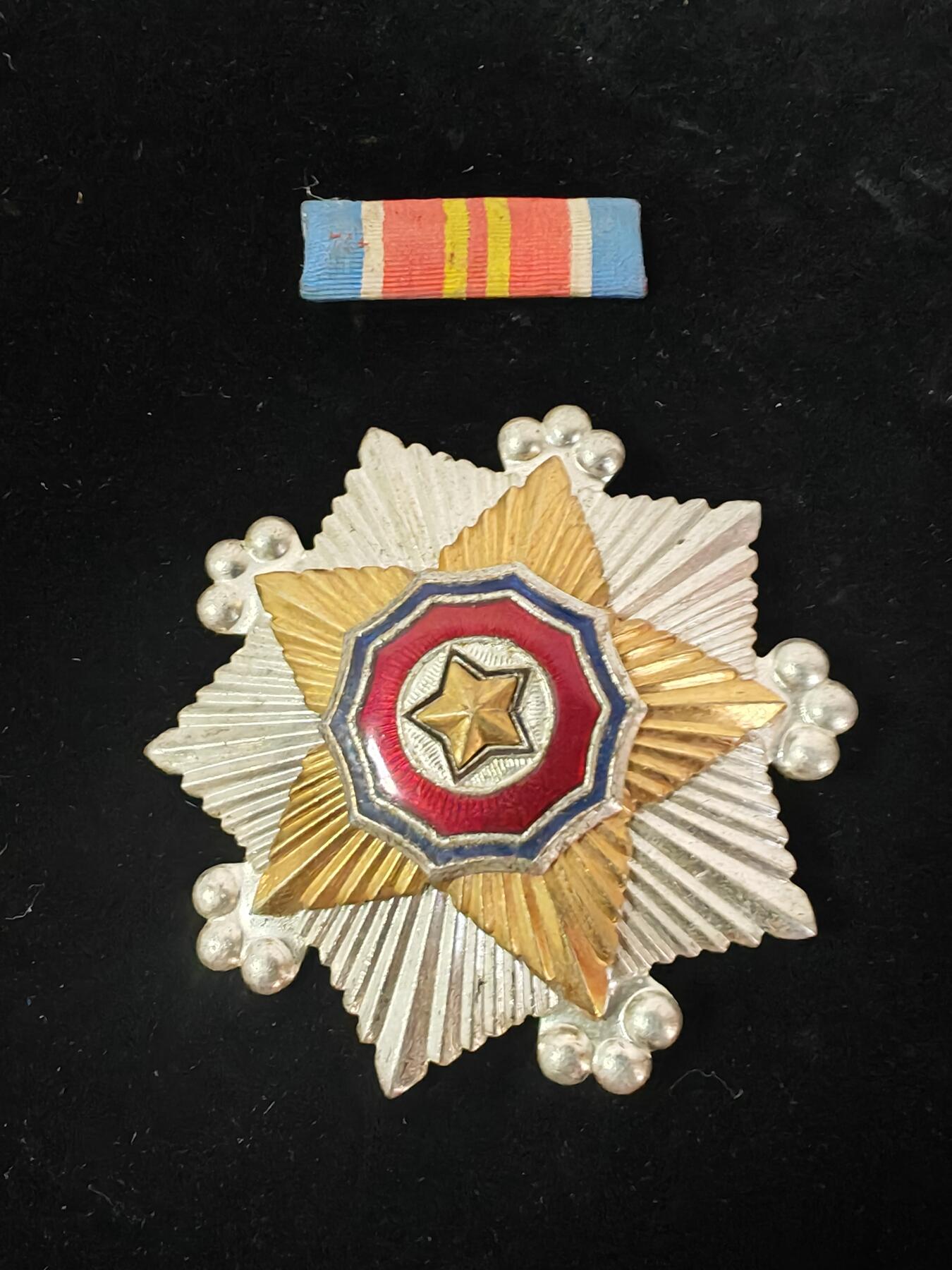 朝鲜二级国旗加略章