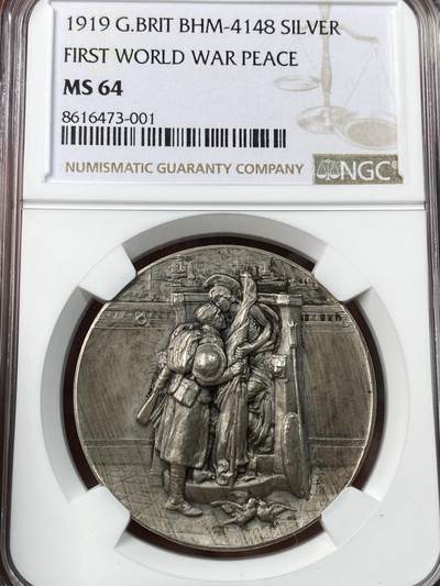 万国钱币拍卖第056期 - NGC MS64 1919年英国一战历史纪念银章 第一次世界大战停战和平 唯一评级记录 冠军分 罕见的无吊环款 38mm 高浮雕设计，磨砂精铸，斑驳油画灰彩，实物非常漂亮。正面:英国女神不列颠尼亚坐在王座之上，手拿军旗，低头亲吻抚慰一名英国士兵。女神的武器三叉戟和不列颠之盾倚靠在王座边。地上有两只和平鸽。背景是军港中的海军军舰。高浮雕凹面设计，空间视觉观感极佳。背面:一战协约国阵营的国旗。