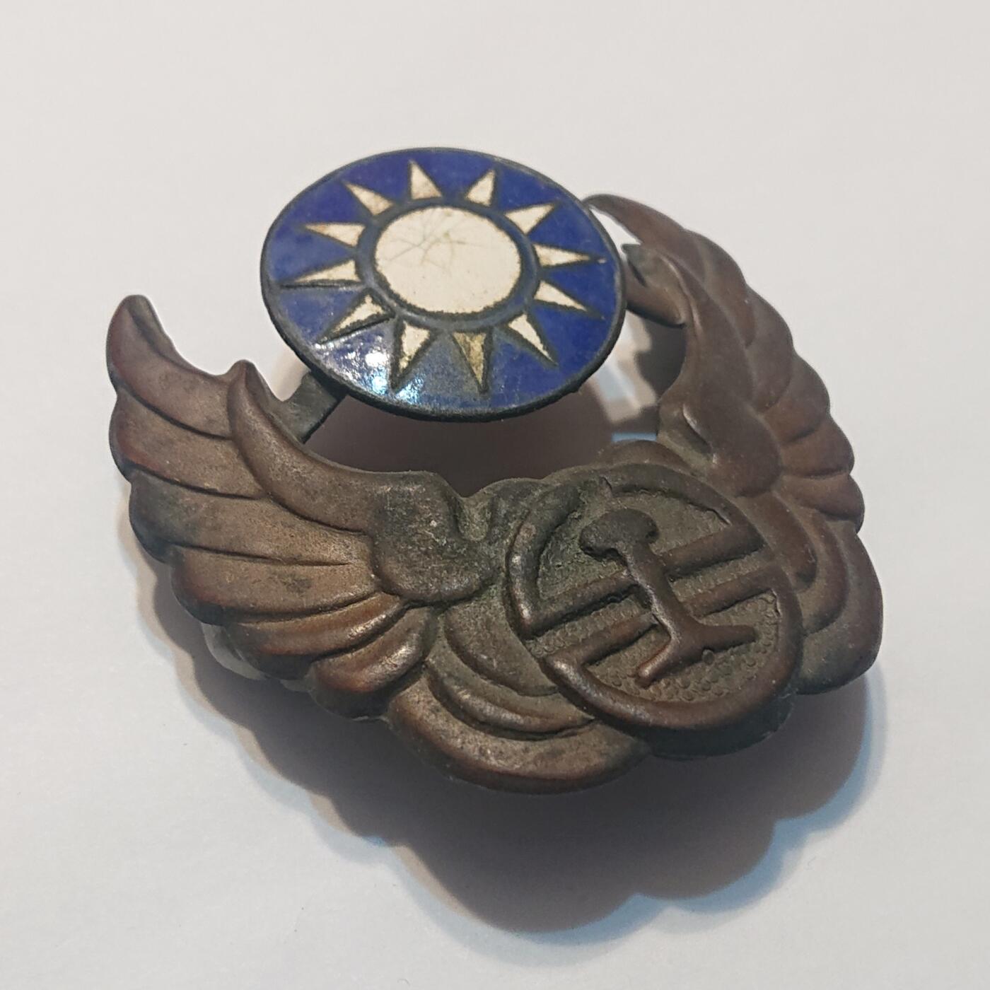 【第貳場】近代勋奖章徽章服饰杂项专场 抗战胜利 第一版铁路局珐琅彩帽徽